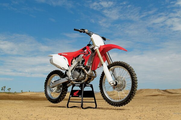 Moto de montagne debout sur le sable dans le désert