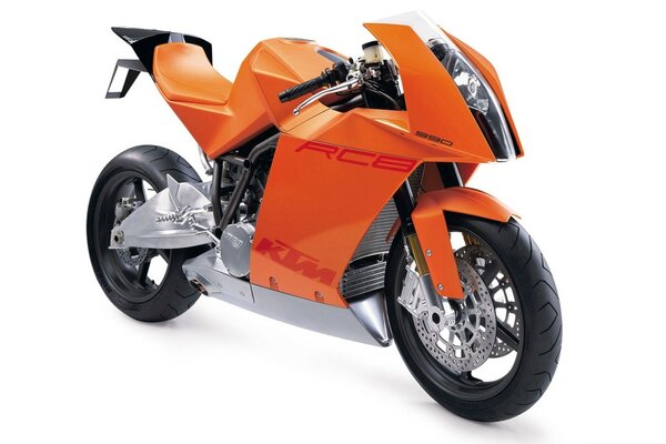 Orange Motorrad KTM auf weißem Hintergrund