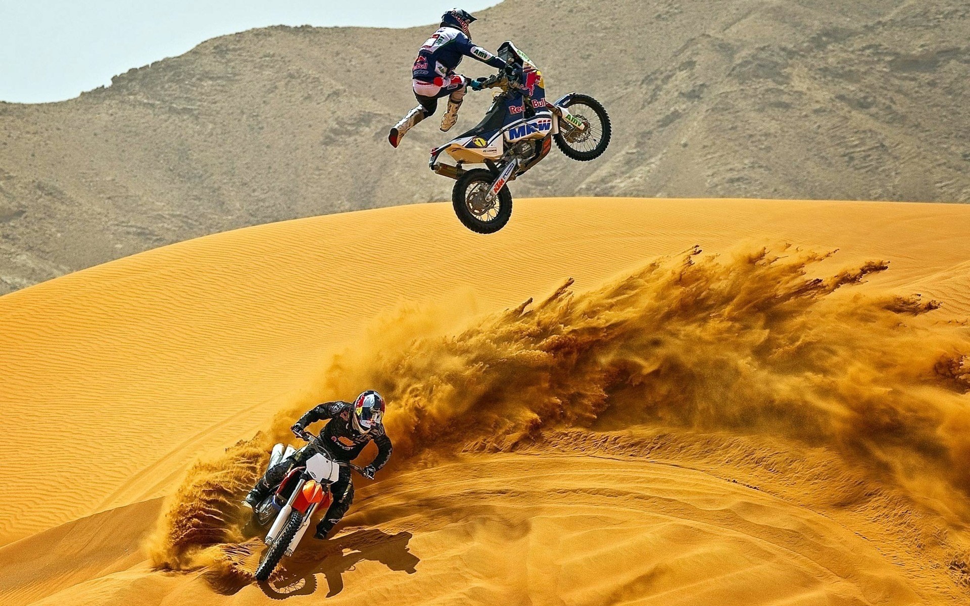 traje casco motocicletas dibujado a mano arena desierto