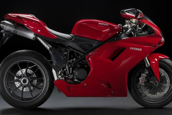 Rouge moto Ducati vue latérale