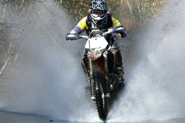 Motociclista che salta sull acqua