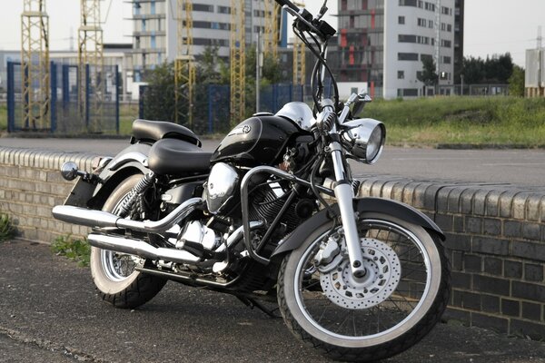 Motocicleta Yamaha en el fondo de la casa residencial