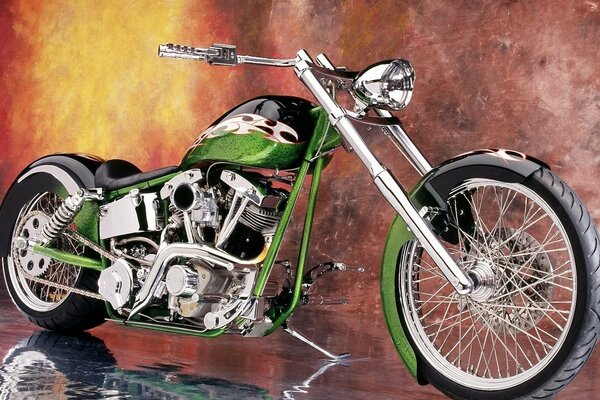 Modelo encantador de la motocicleta en verde, por encargo