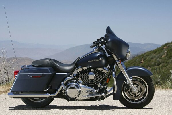 Das schwarze Motorrad besticht durch seine Schönheit und Strenge