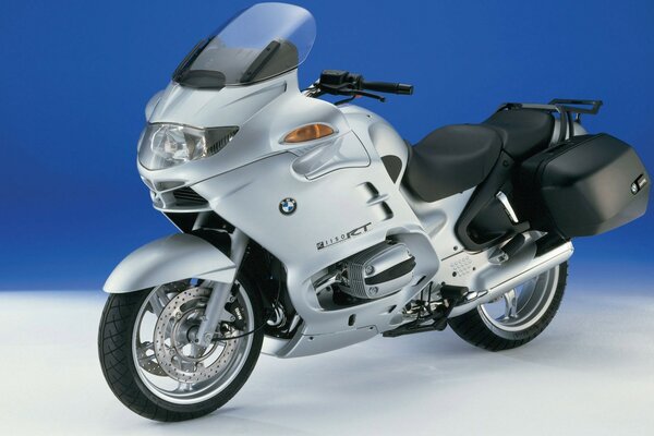 Серебристый мотоцикл BMW с Подсумками