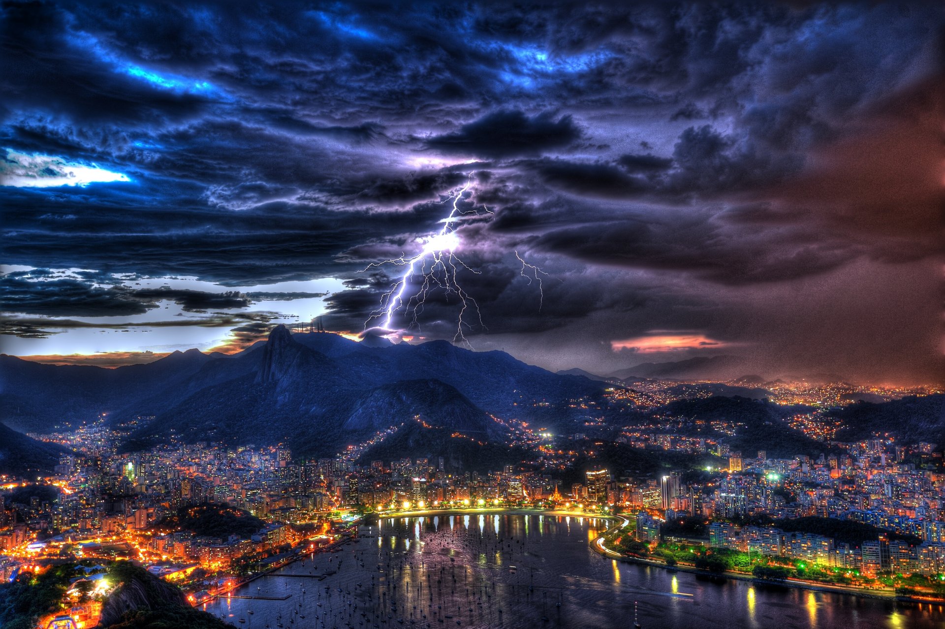 rio de janeiro brésil paysage nuit ciel nuages orage foudre port baie lumières bateaux maisons