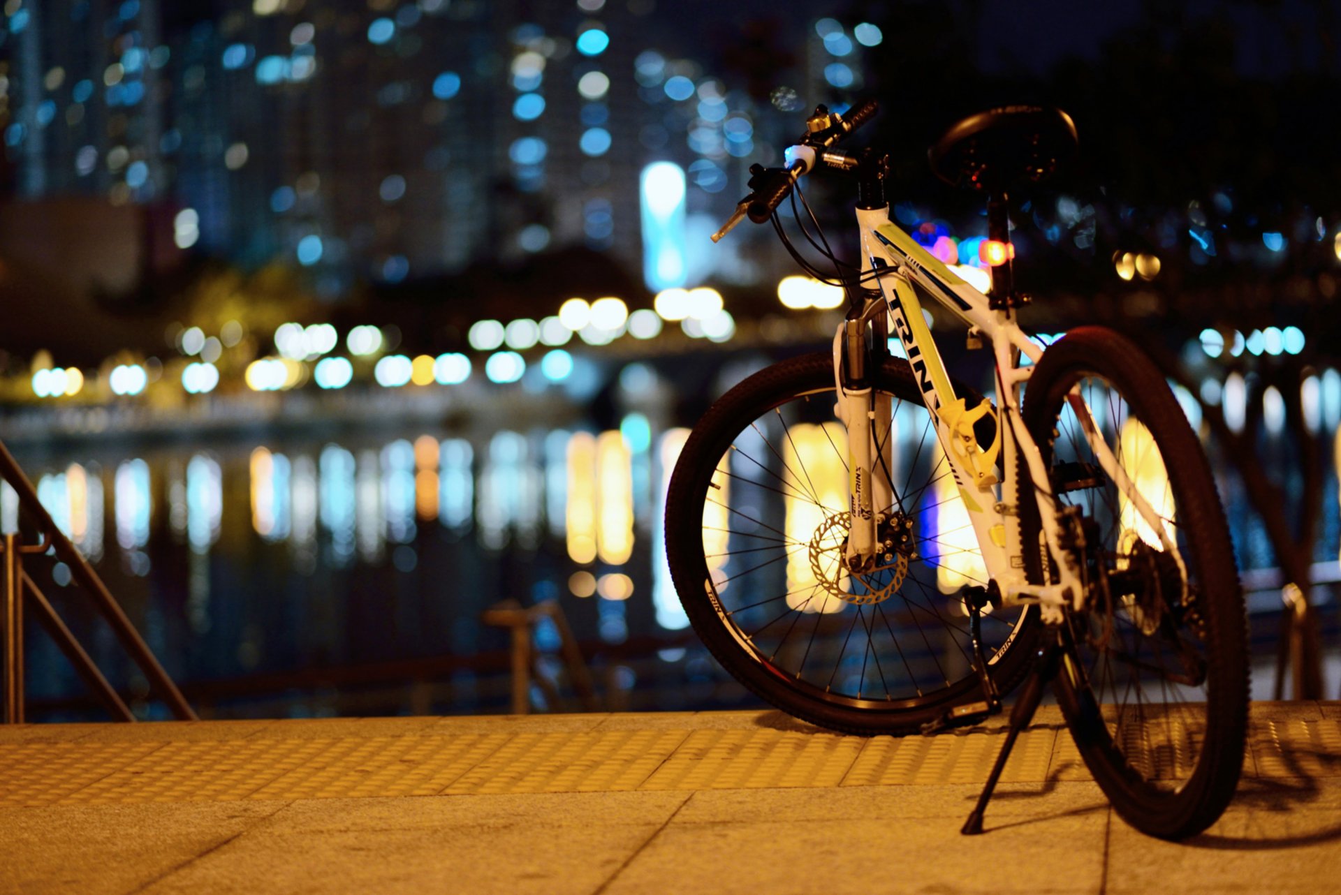 japón ciudad calle noche bicicleta luces bokeh reflexión