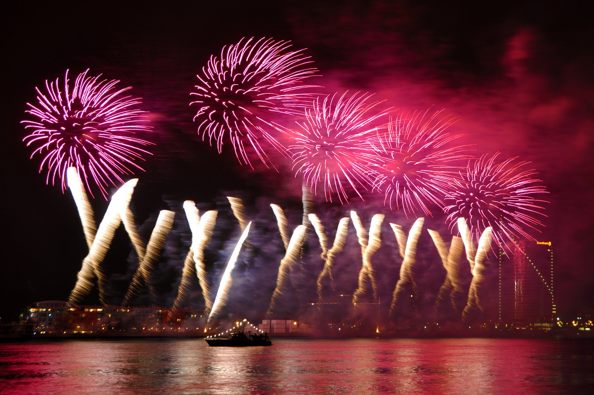 fuochi d artificio notte lanterne colorato riflessione acqua saluto luci