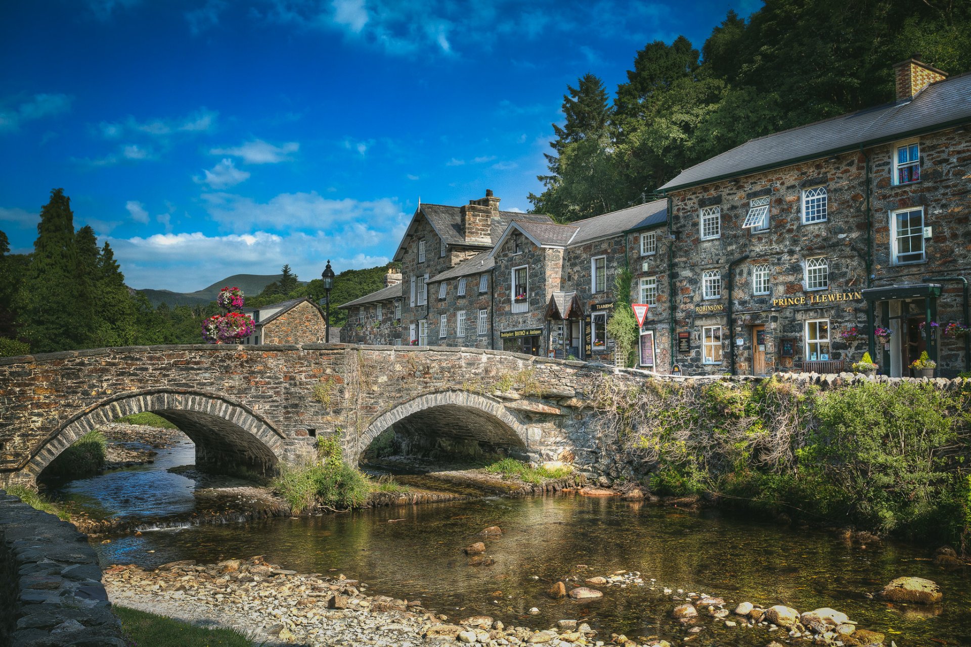 beddgelert snowdonia pays de galles royaume-uni rivière glaslyn angleterre pont rivière glaslyn bâtiments