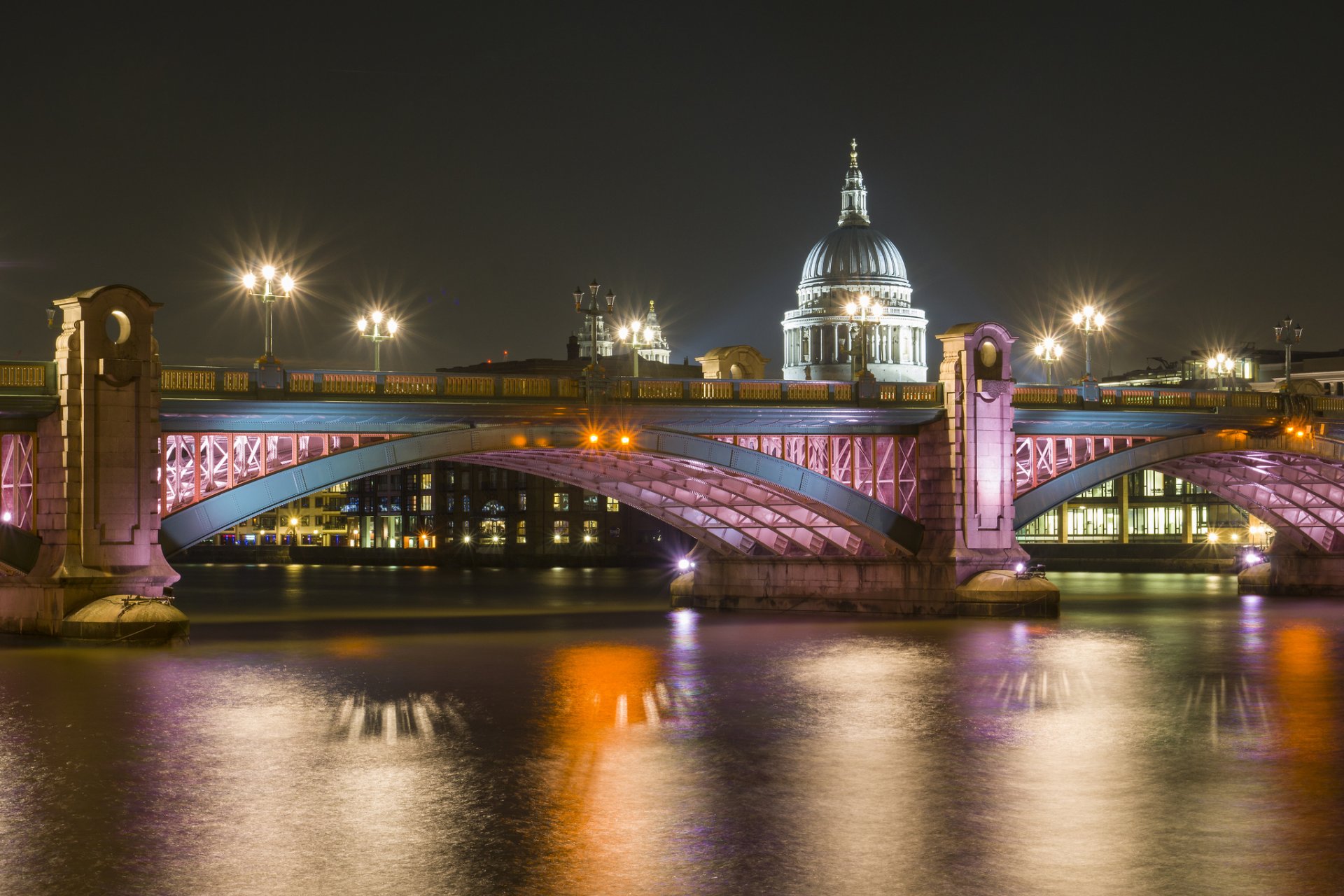 londra fiume tamigi ponte cattedrale san paolo notte luci