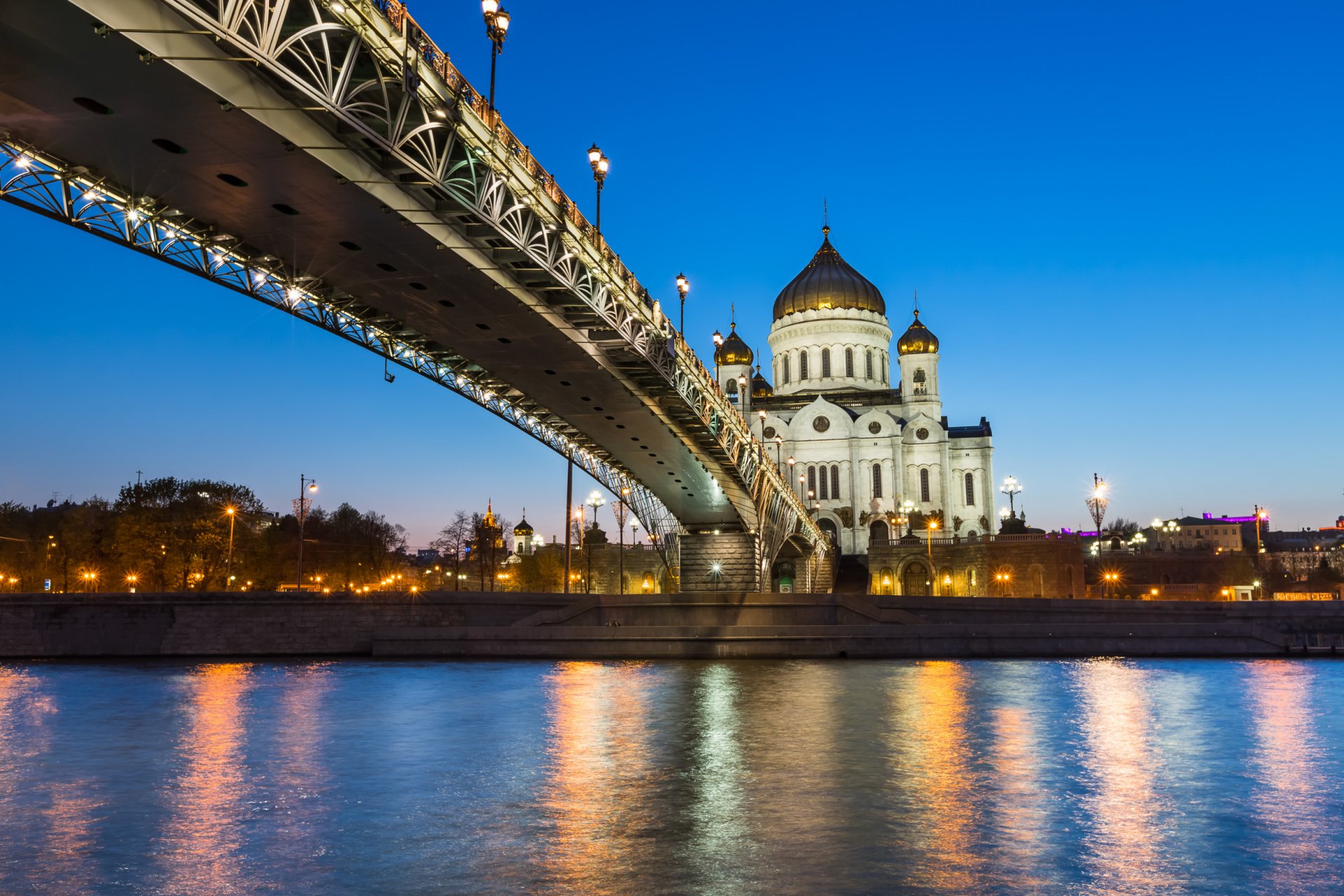 catedral de cristo salvador puente patriarcal moscú rusia río moscú terraplén prechistenskaya puente río terraplén catedral