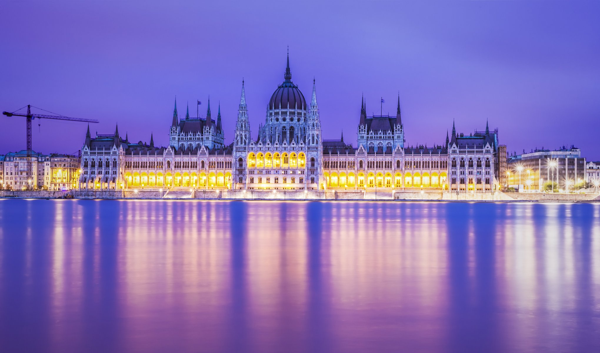 budapest bâtiment du parlement rivière soirée illuminations architecture