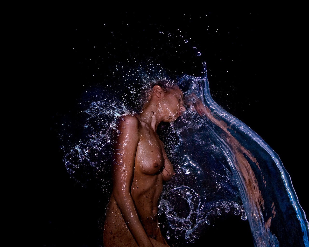 ragazza seno acqua