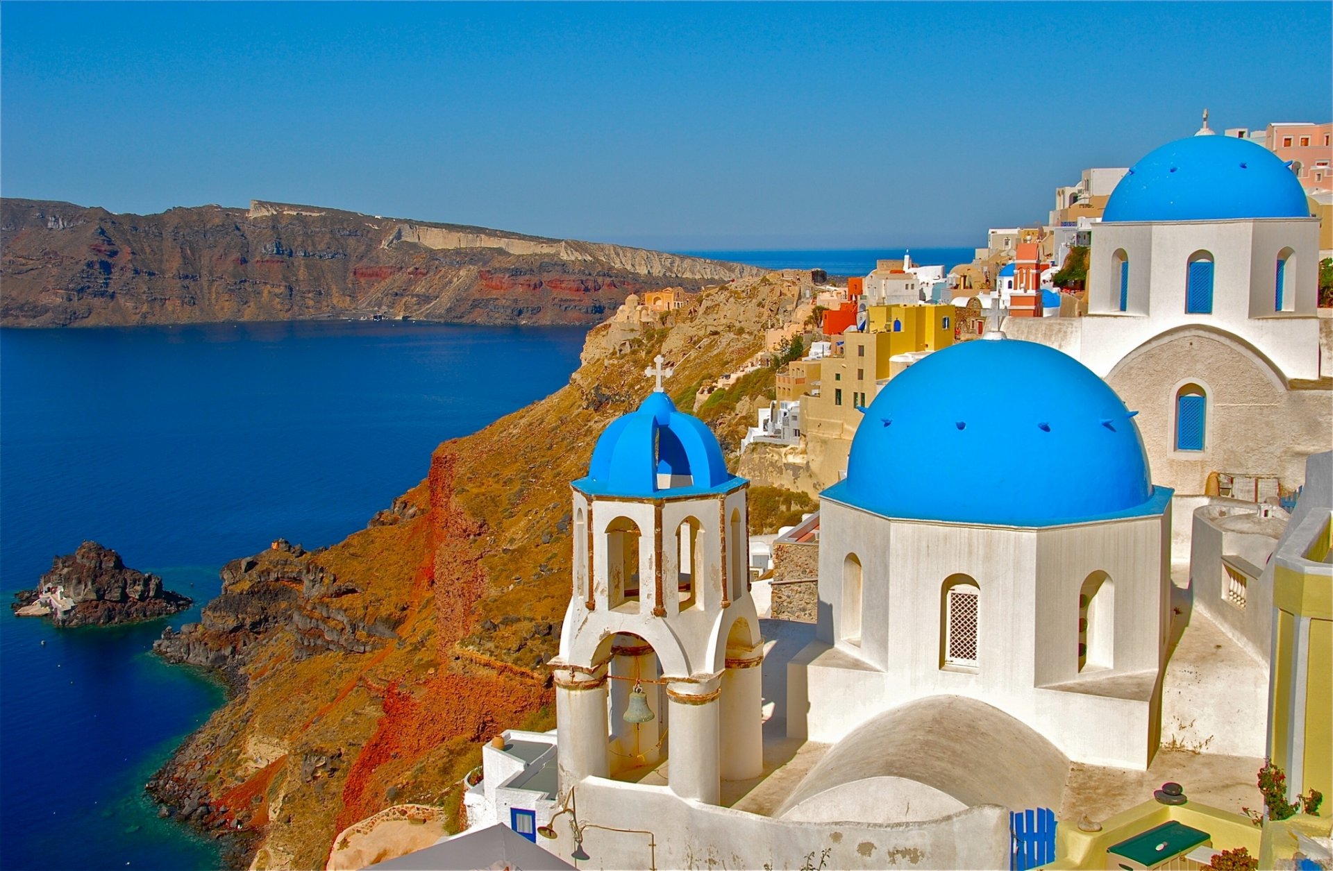 oia santorini grecia mar egeo chiesa costa rocce