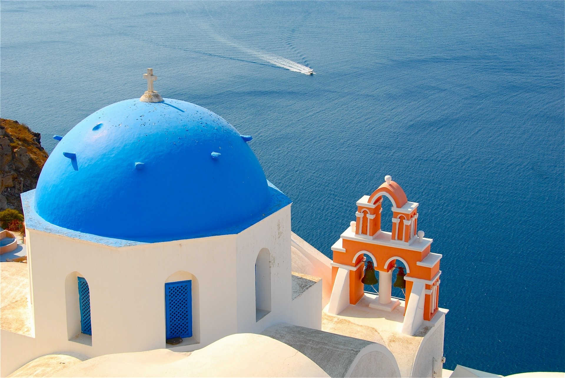 oia santorini grecia mar egeo iglesia cúpula campanas superficie del agua