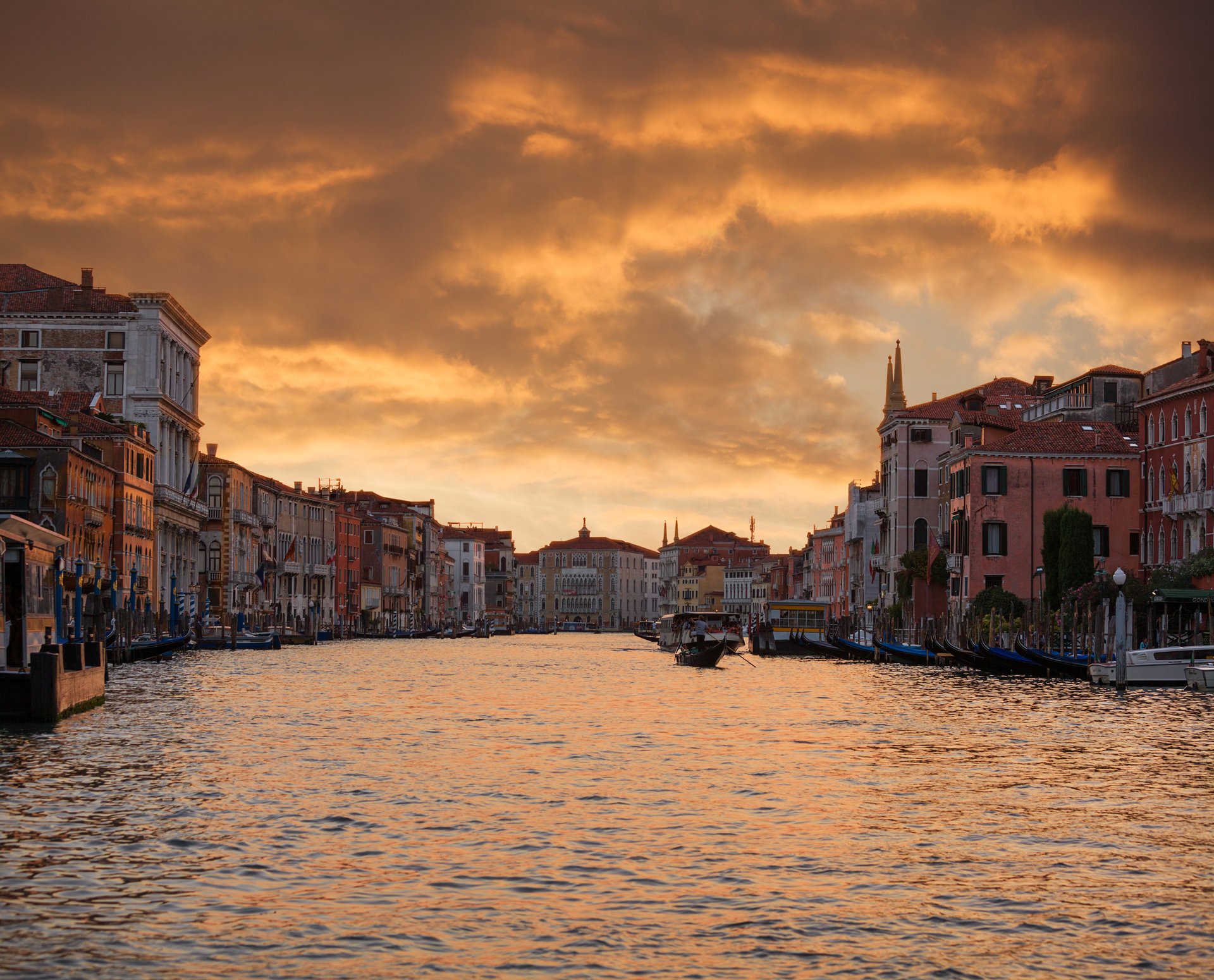 nuit venise belle italie maisons lumières ville arno grand canal soirée bateau ciel nuages scène coucher de soleil italie belle lumières arno grand canal bateau