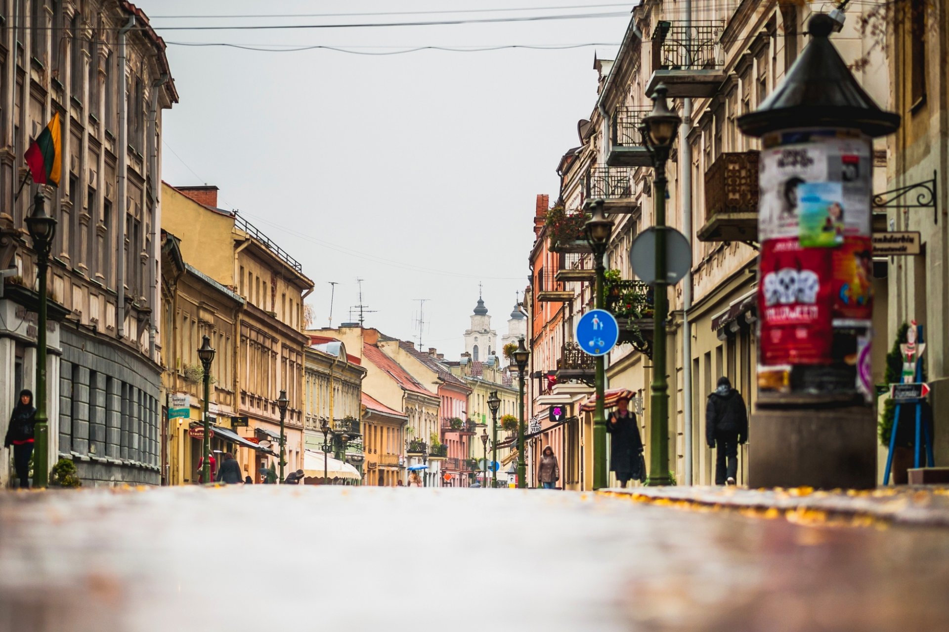 kaunas lietuva lituania città autunno strada via lanterne negozi edifici case persone