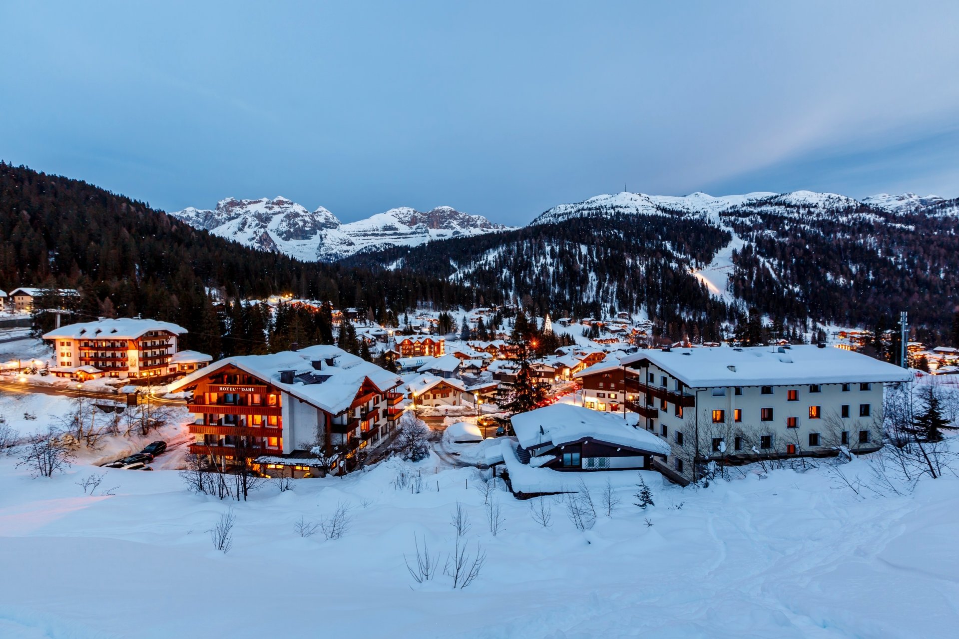 italia alpi madonna di campiglio włochy alpy madonna di campiglio miasto góry wieczór śnieg domy budynki