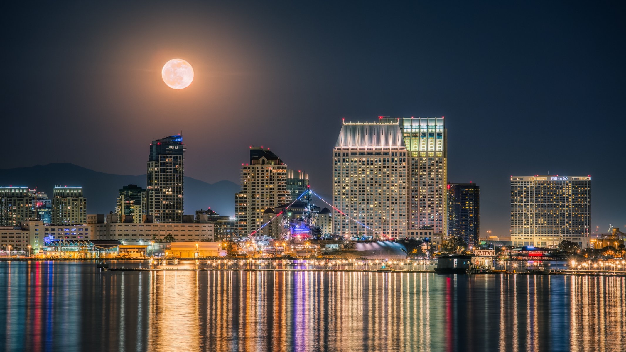 san diego kalifornien san diego bay san diego san diego hafen hafen flugzeugträger schiff nachtstadt gebäude wasser blendung mond