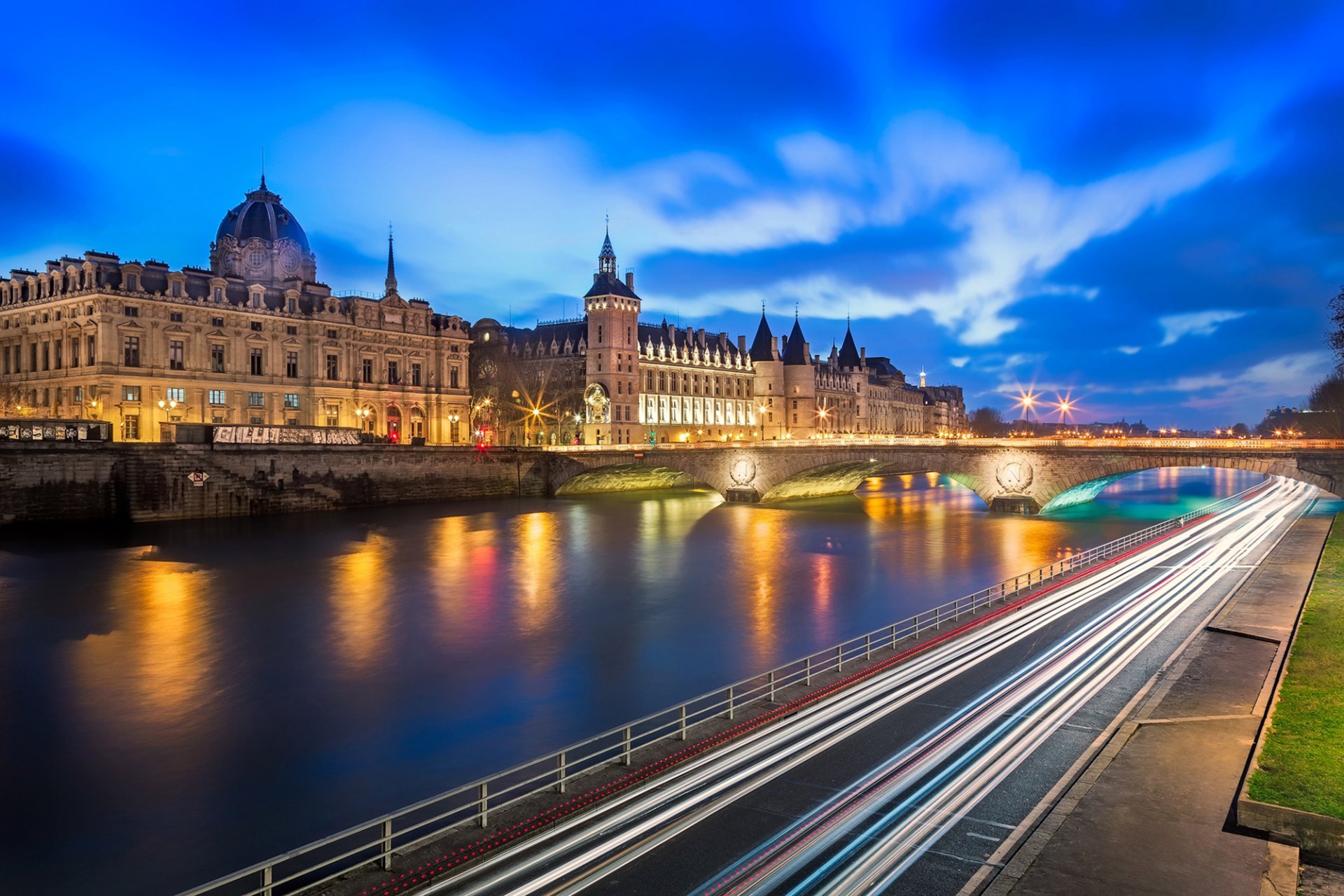 paryż francja la conciergerie pałac sprawiedliwości conciergerie zamek miasto wieczór most rzeka światła droga fragment