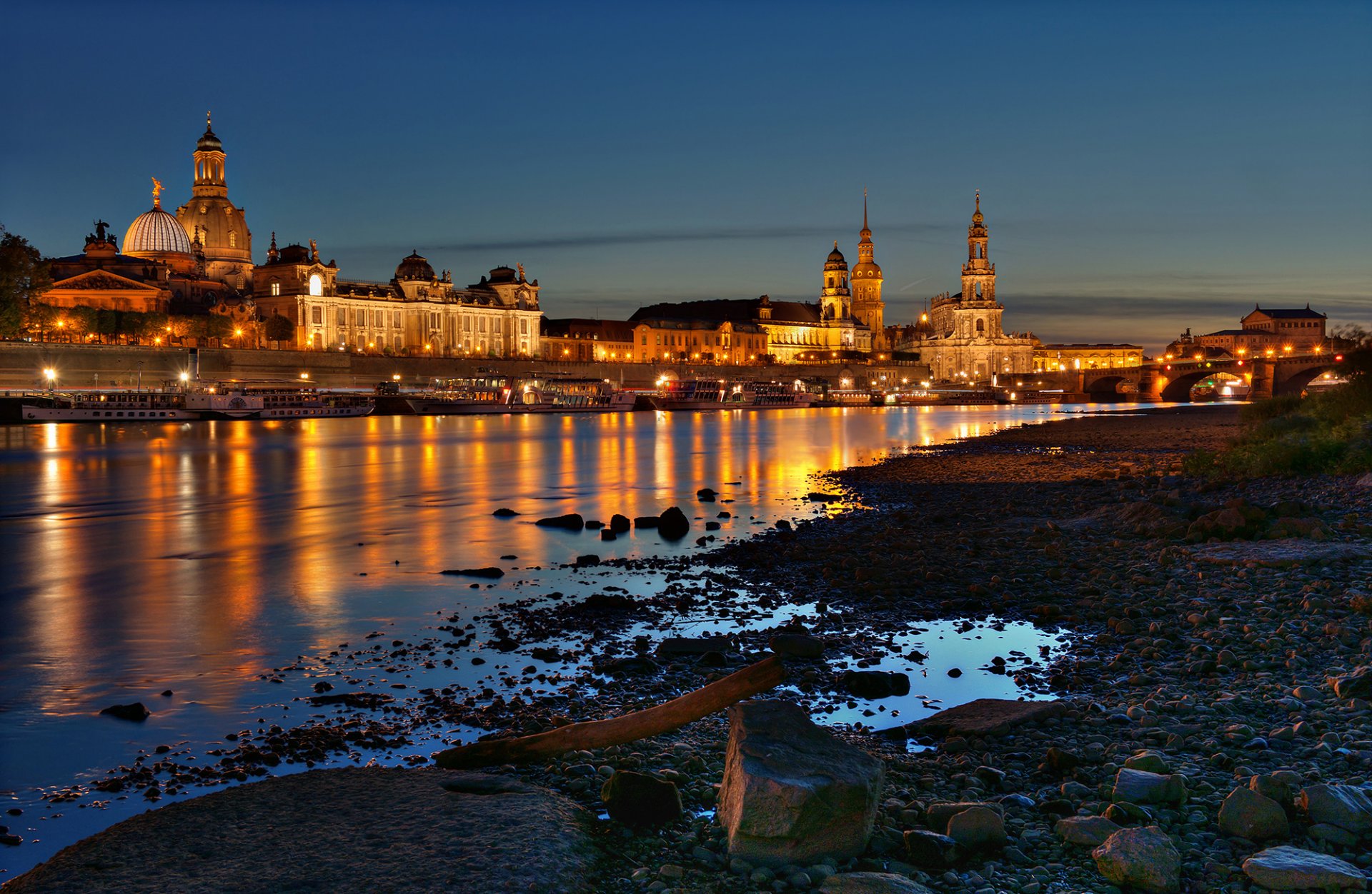 dresde allemagne ville maisons bâtiments rivière elbe nuit rive pierres lumières pont bateaux