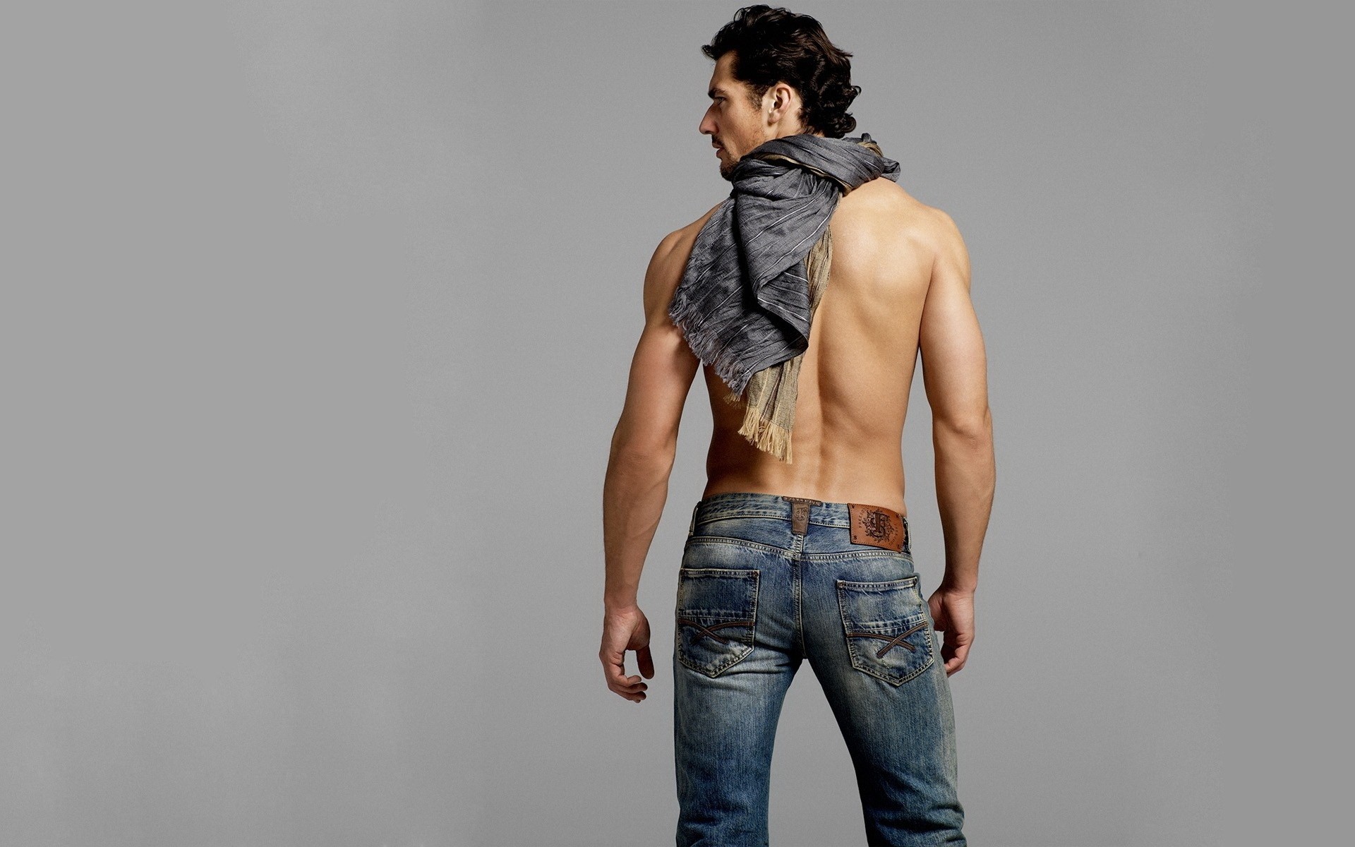 jeans hombre espalda aventador