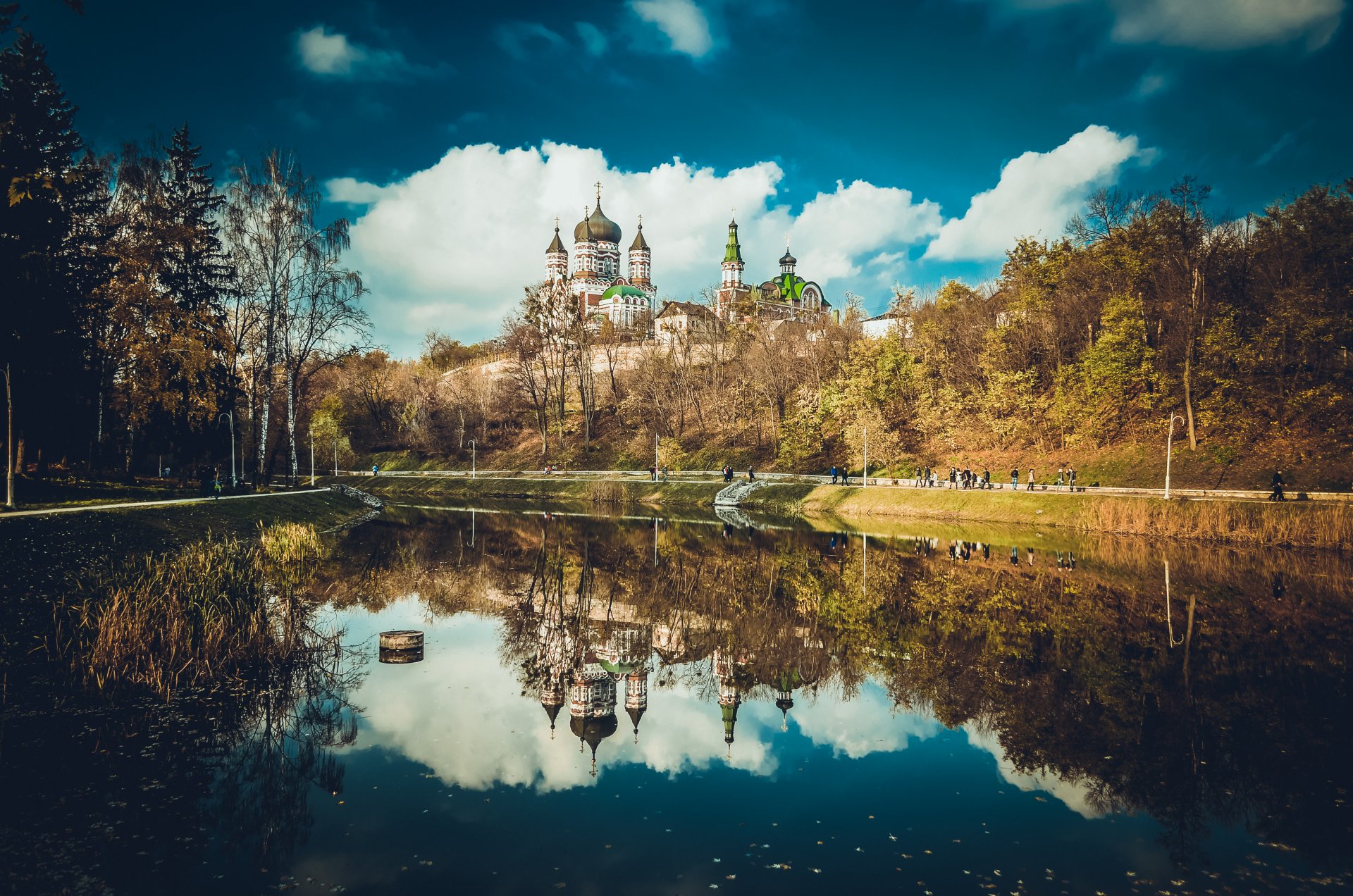 kathedrale kirche reflexion blau park theofania kiew