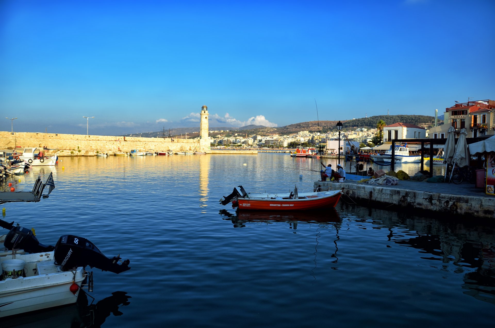 grèce crète phare réthymnon mer bateaux pêche