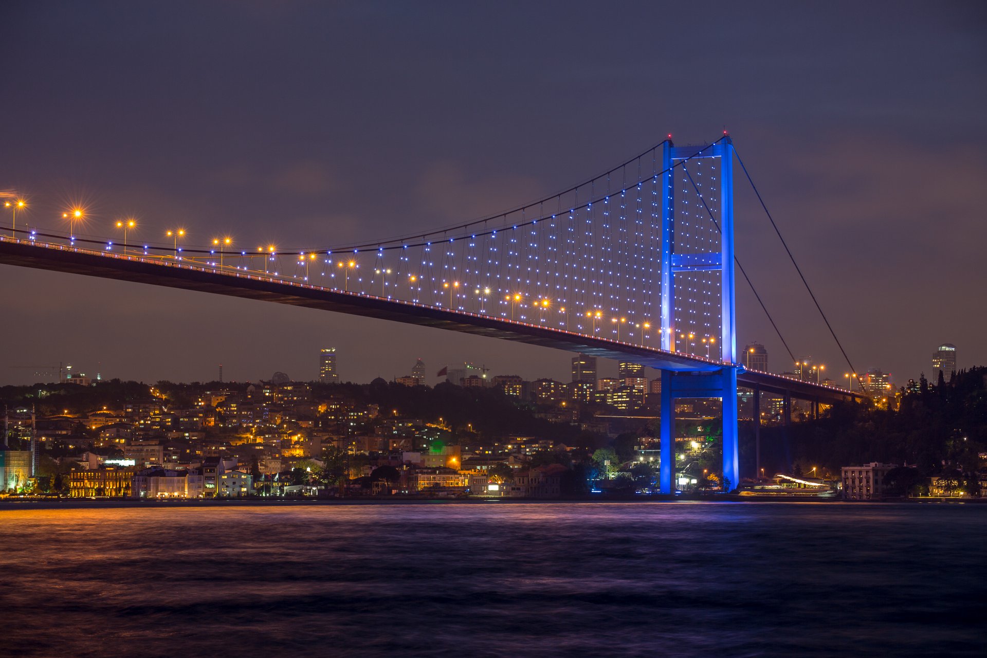 schöne aussicht bosporus-brücke in der nacht istanbul türkei marmarameer stadt natur himmel