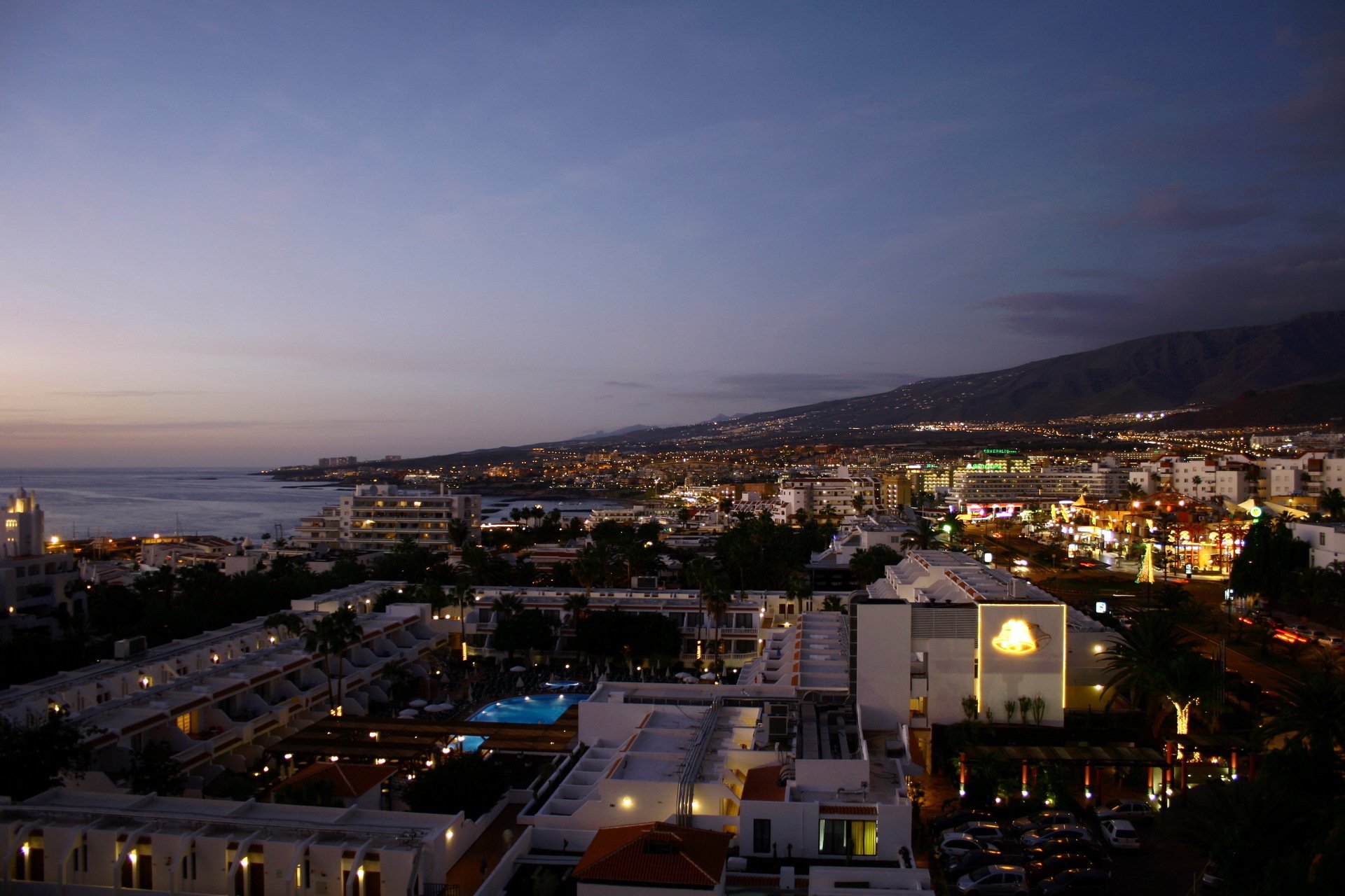 hiszpania teneryfa noc wieczór morze hotel basen domy góry panorama