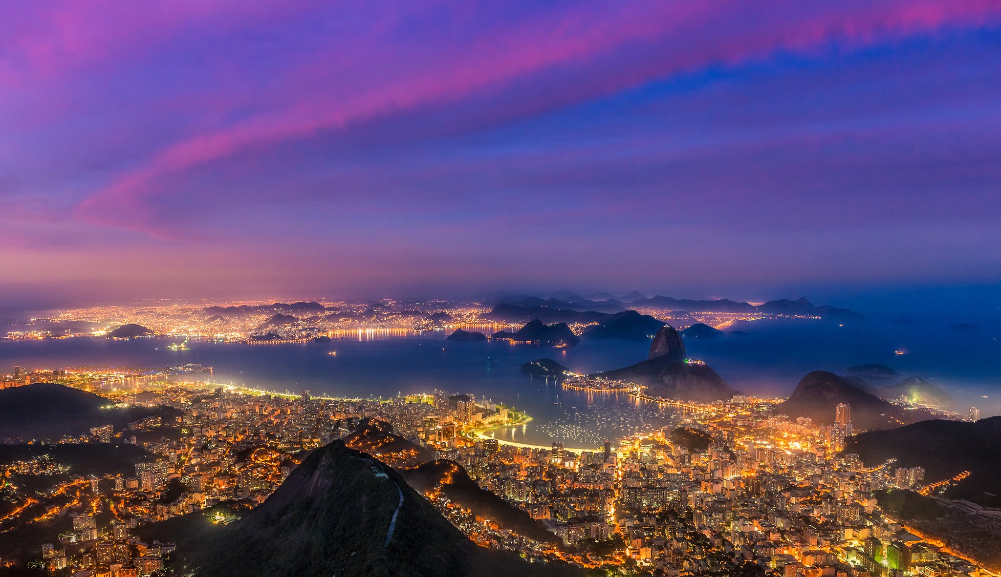 brazylia rio de janeiro pão de açúcar zatoka łodzie latarnie zachód słońca rio de janeiro zatoka statki światła