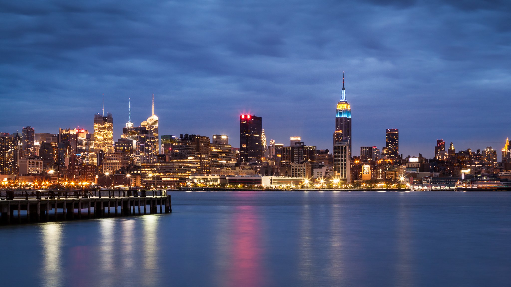 stati uniti new york manhattan fiume midtown midtown notte città grattacieli edifici luci illuminazione blu cielo nuvole