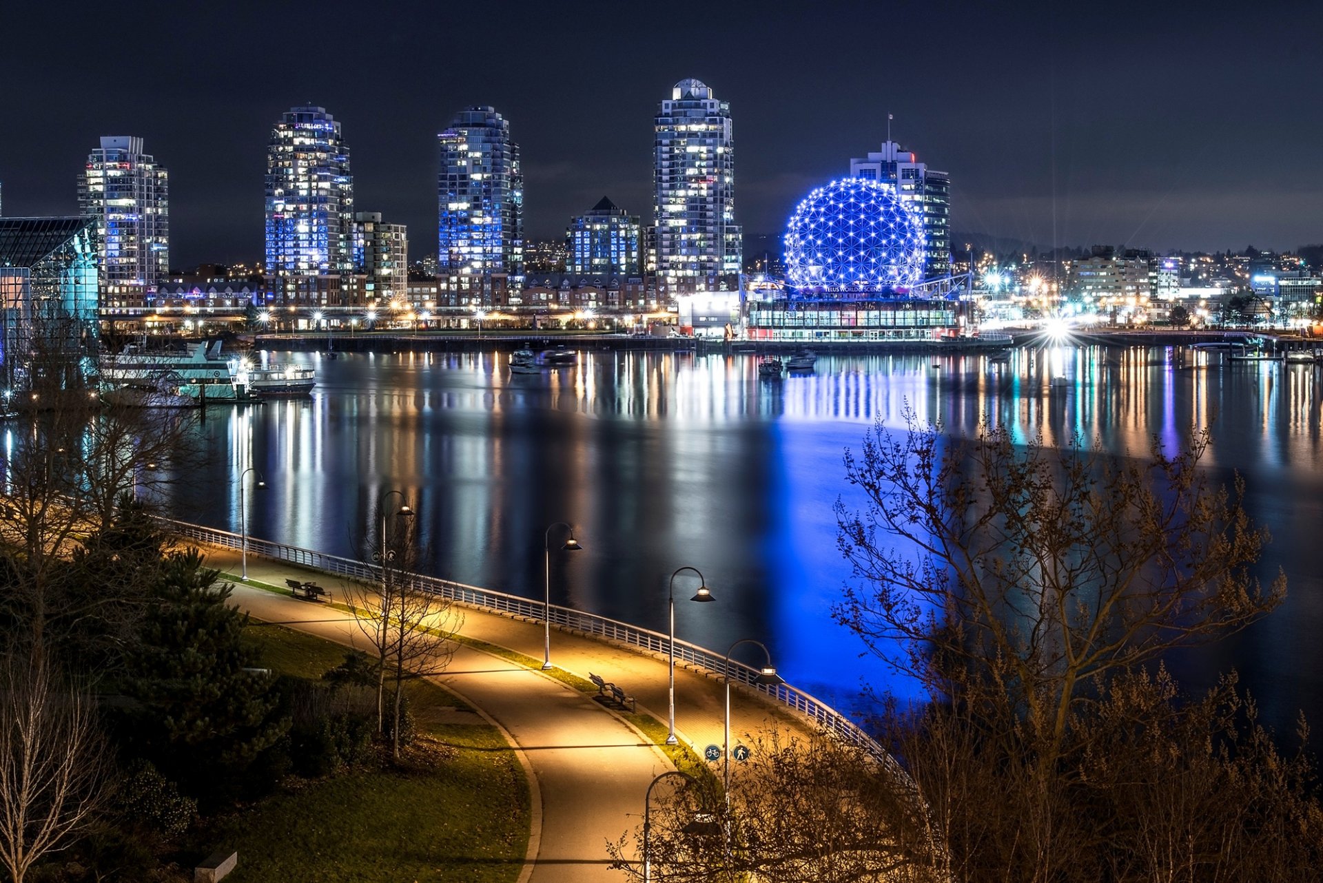 vancouver yaletown kanada miasto noc drogi światła latarnie oświetlenie grobla rzeka łodzie budynki drapacze chmur