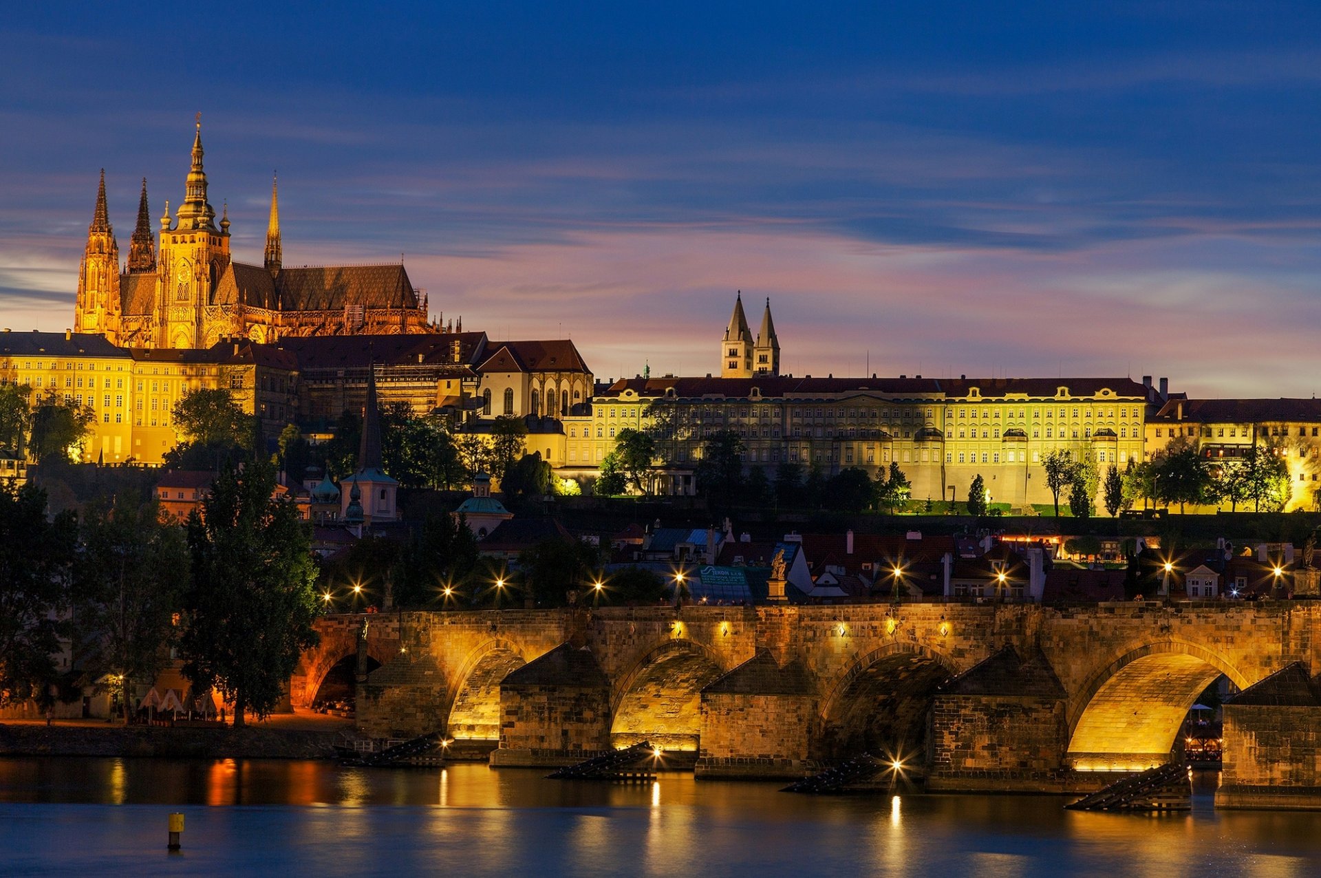 praga república checa república checa hradčany hradčany castillo de praga puente de carlos puente de carlos ciudad tarde puesta de sol luces iluminación arquitectura río moldava