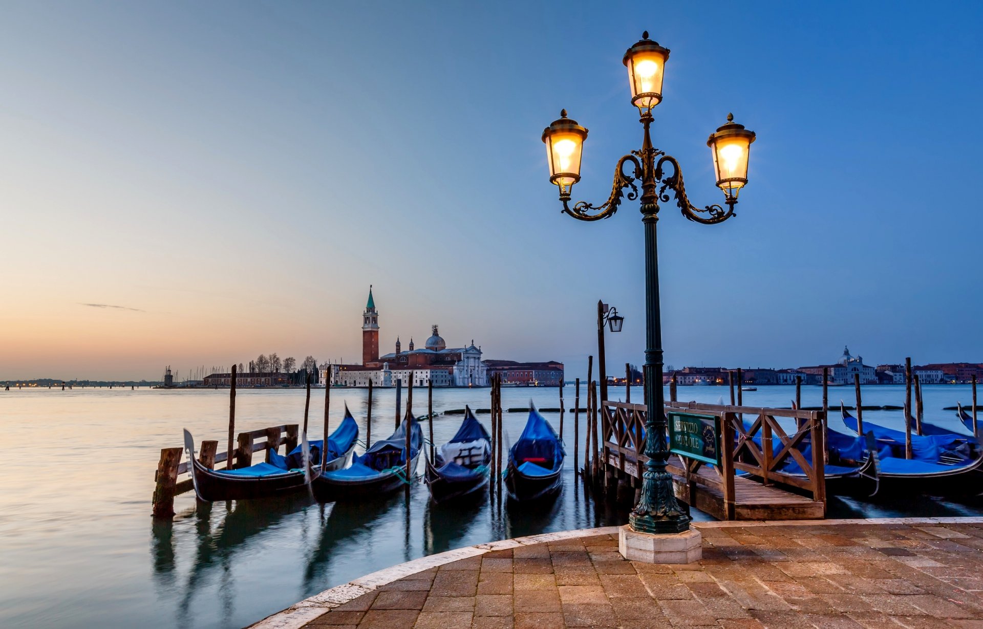 venezia san giorgio maggiore italia isola città sera molo gondole mare lanterna luce pavimentazione