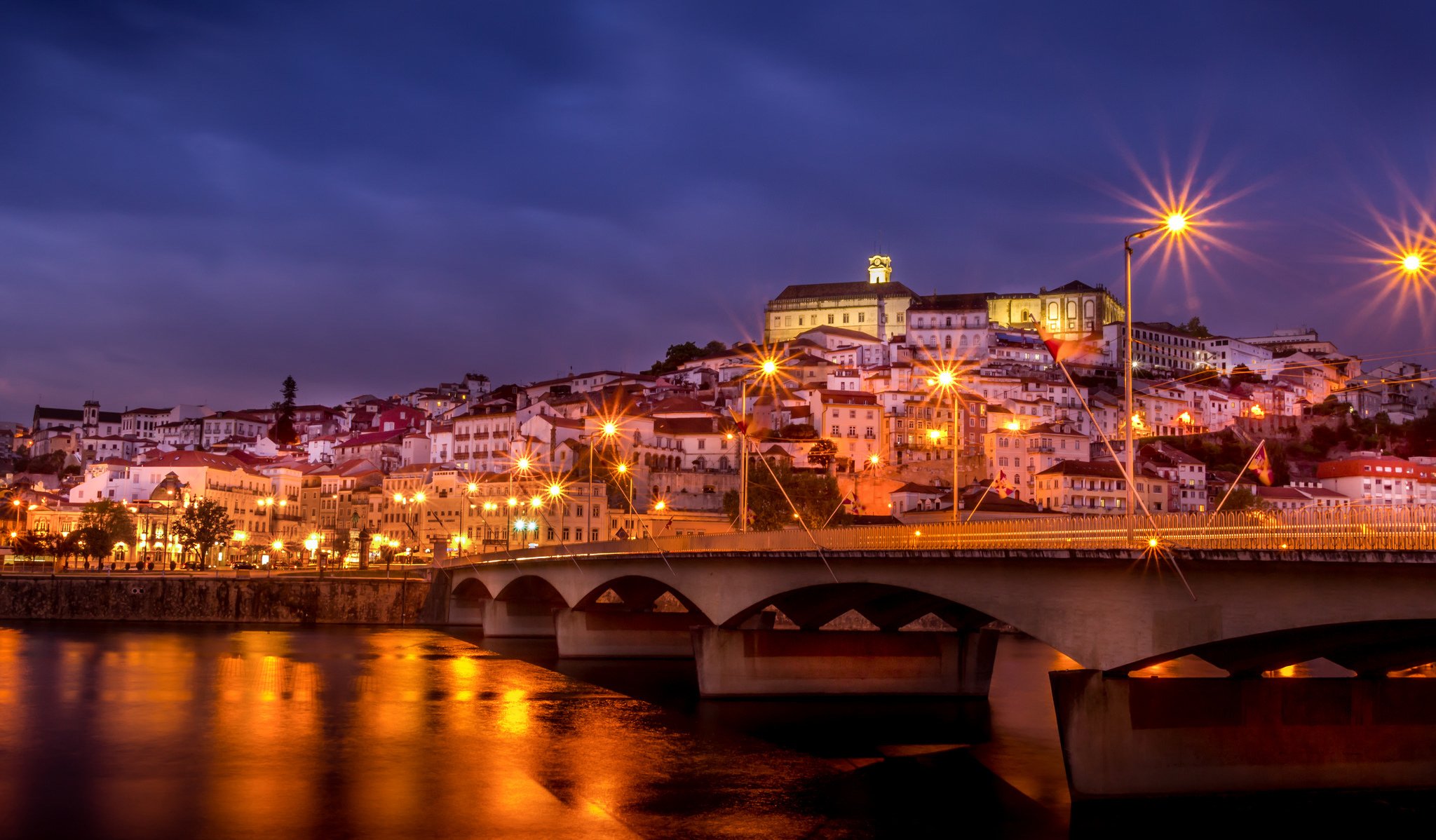 portugal coimbra stadt nacht häuser gebäude brücke lichter lichter beleuchtung fluss lila himmel