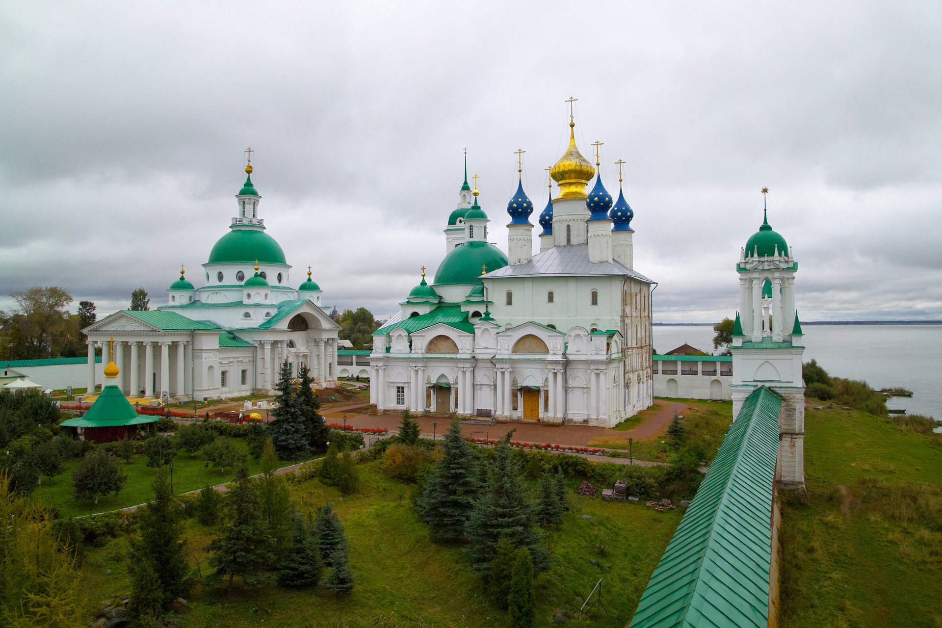 rostov kremlin cathédrale colonnes croix dôme mur ciel rivière cour