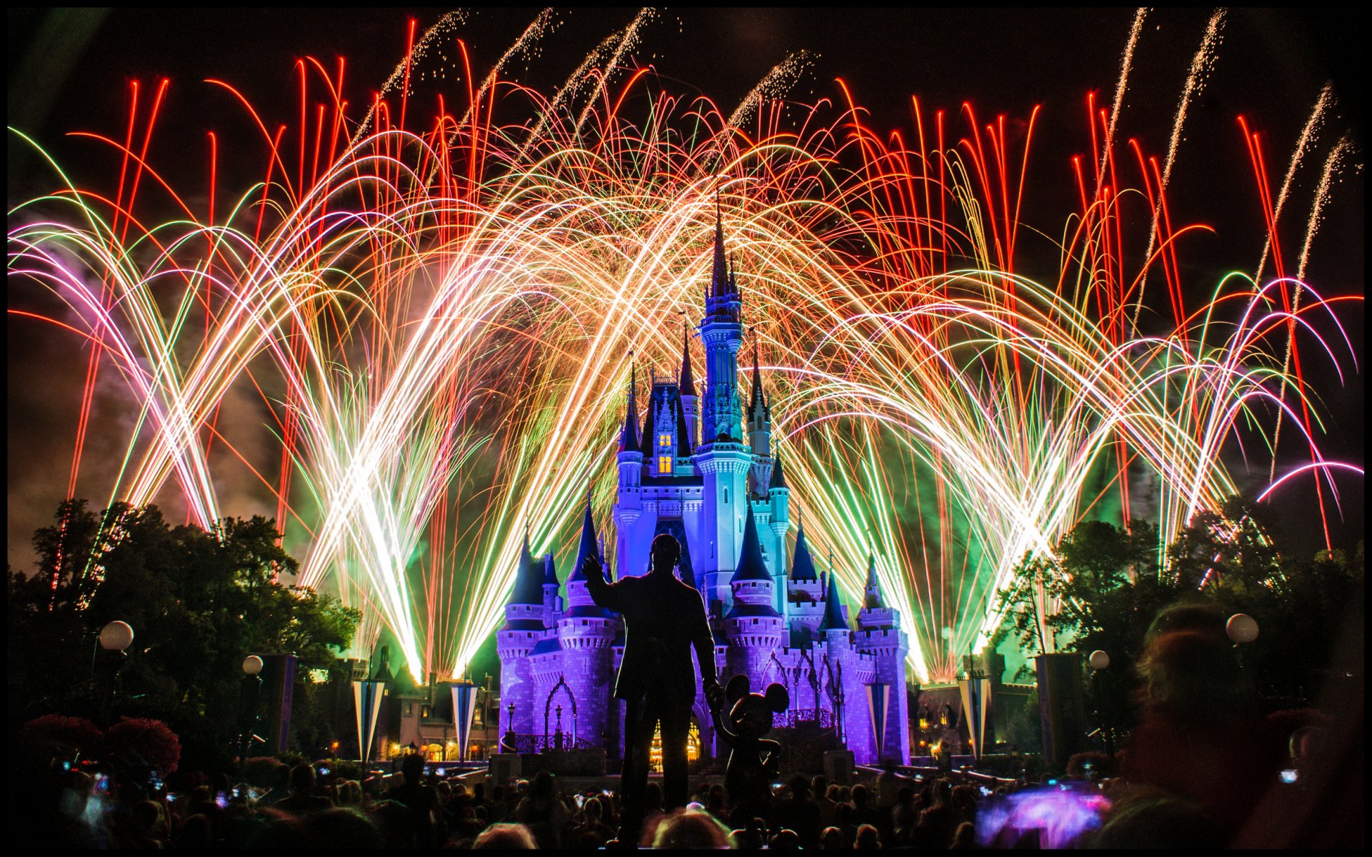 disneyland castillo de la bella durmiente luces iluminación fuegos artificiales multicolor vacaciones