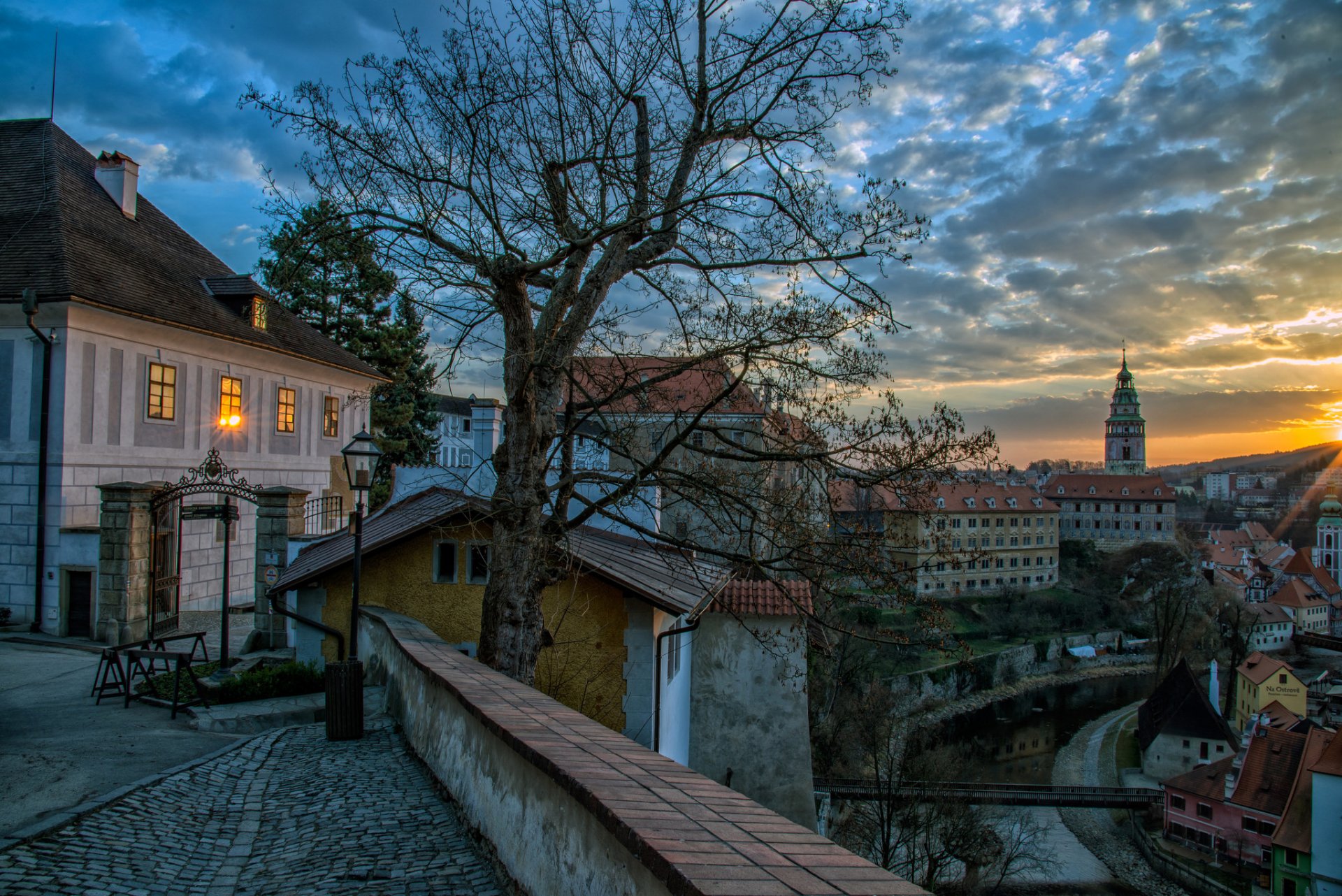 czeski krumlov czechy domy ulica niebo wieczór światła rzeka chmury most