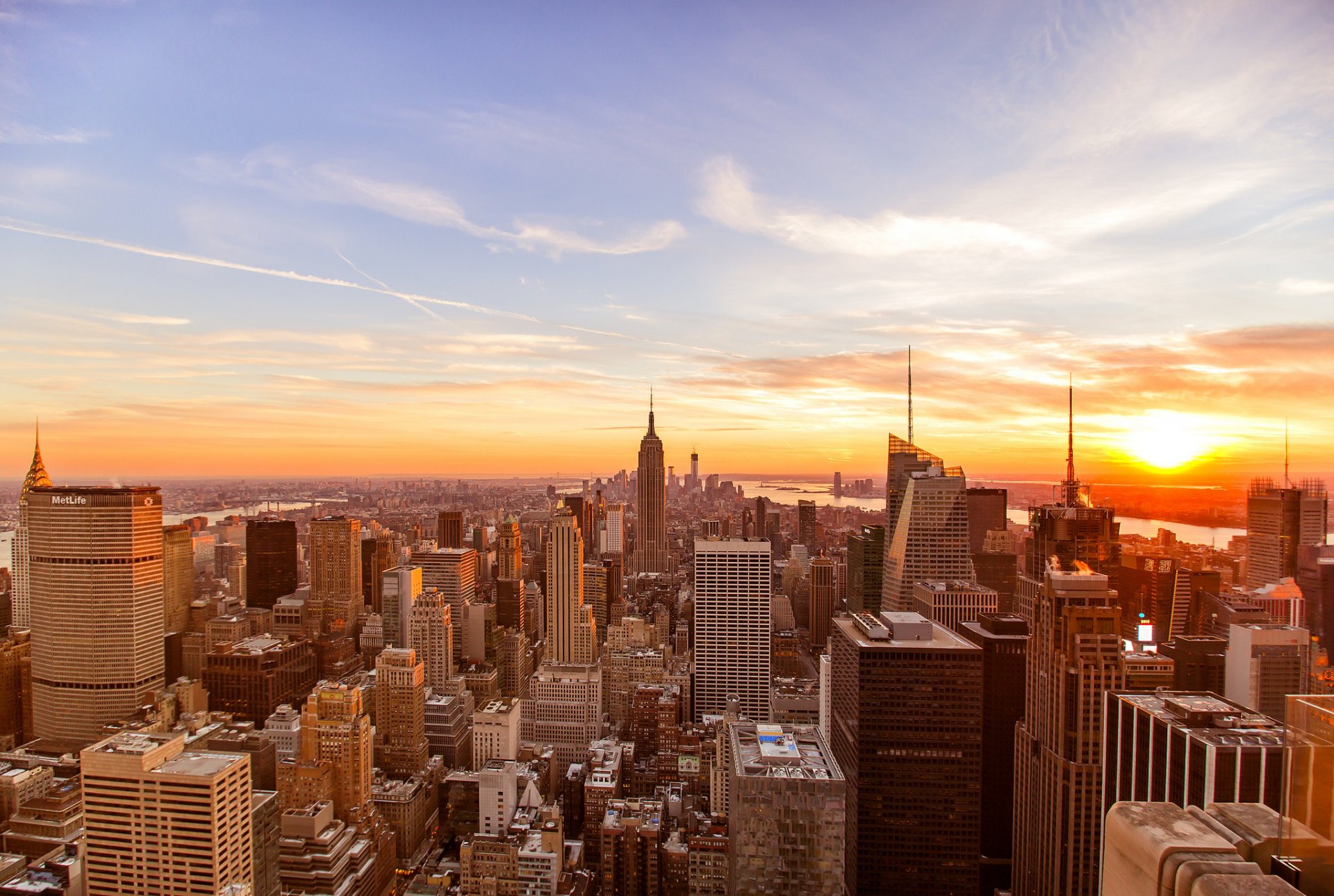 città metropoli new york dall alto vista panoramica sole luce alba cielo nuvole gradazione colori orizzonte edifici vita ritmo movimento altezza