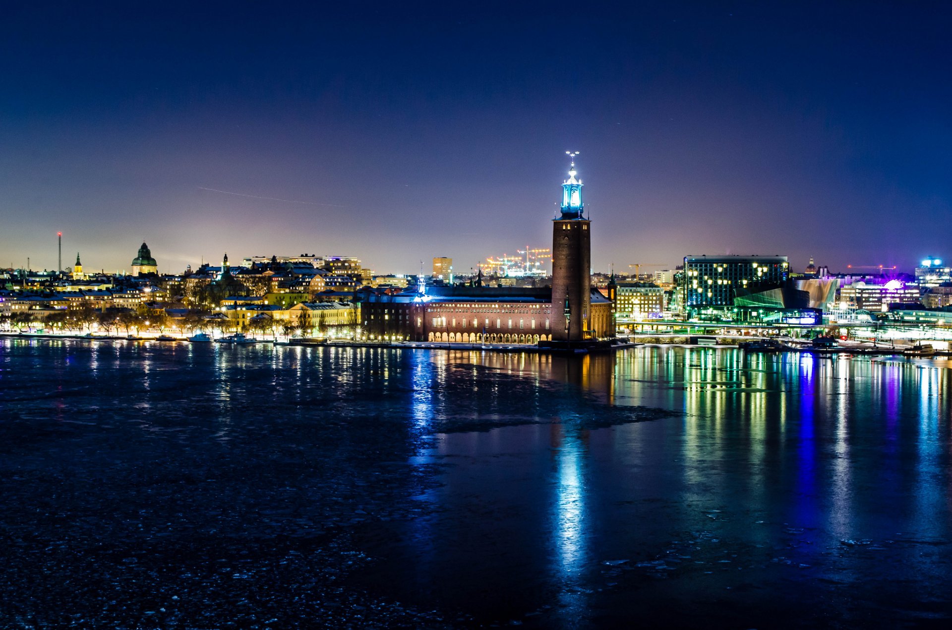 svezia stoccolma inverno notte municipio luci riflessione