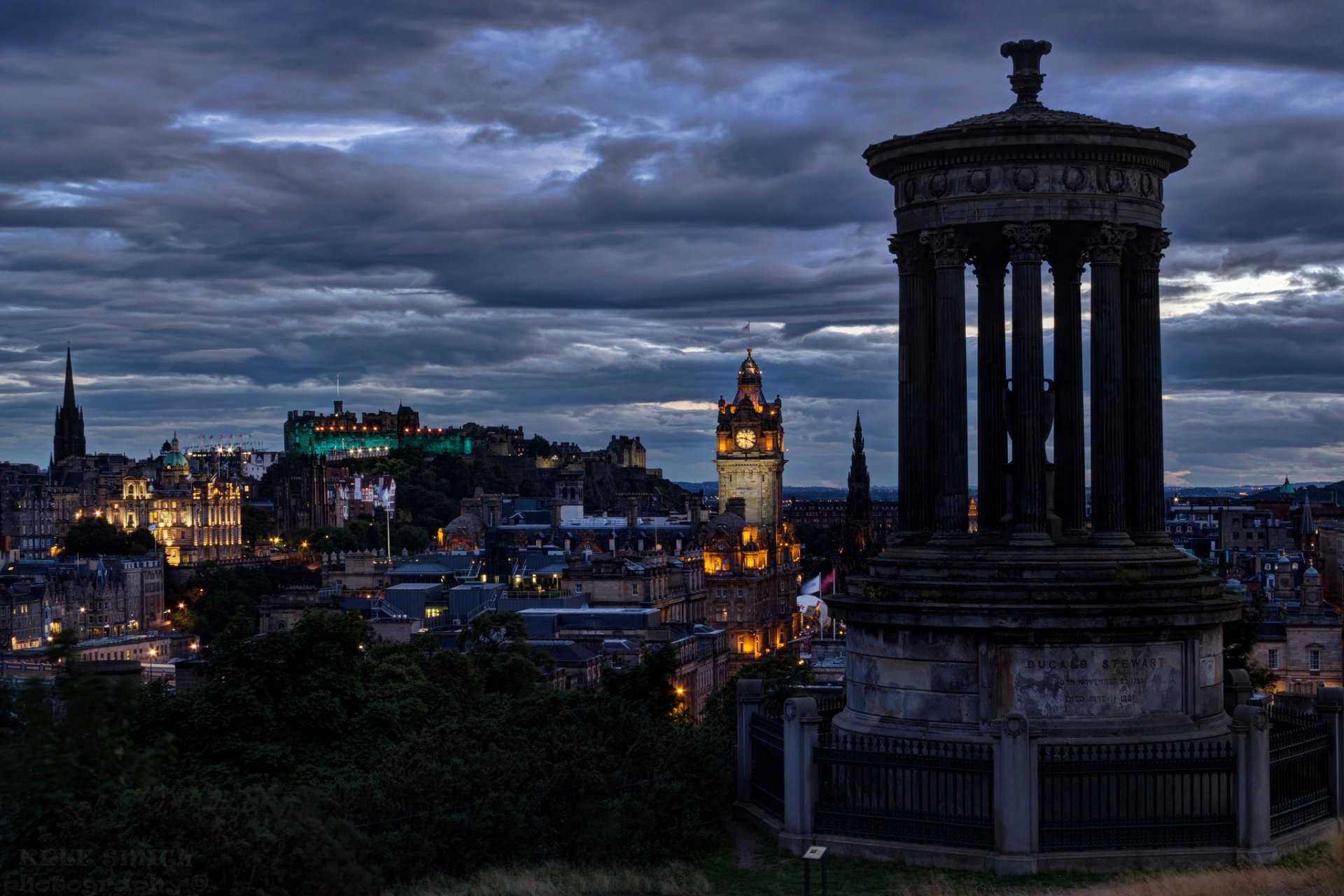 regno unito scozia edimburgo capitale città architettura illuminazione sera cielo nuvole