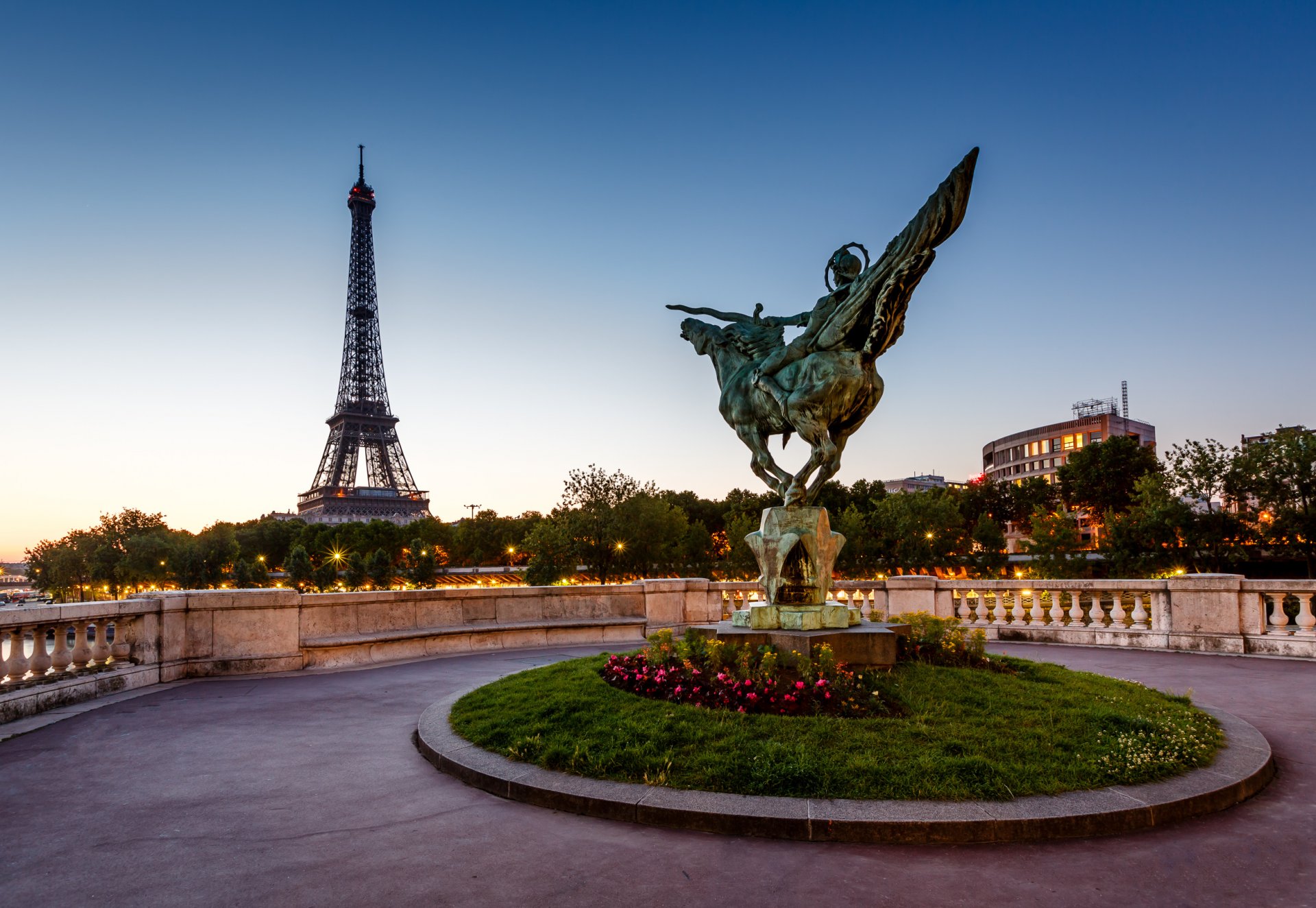 francia renacido estatua puente bir-hakeim torre eiffel parís francia puente bir-hakeim estatua escultura