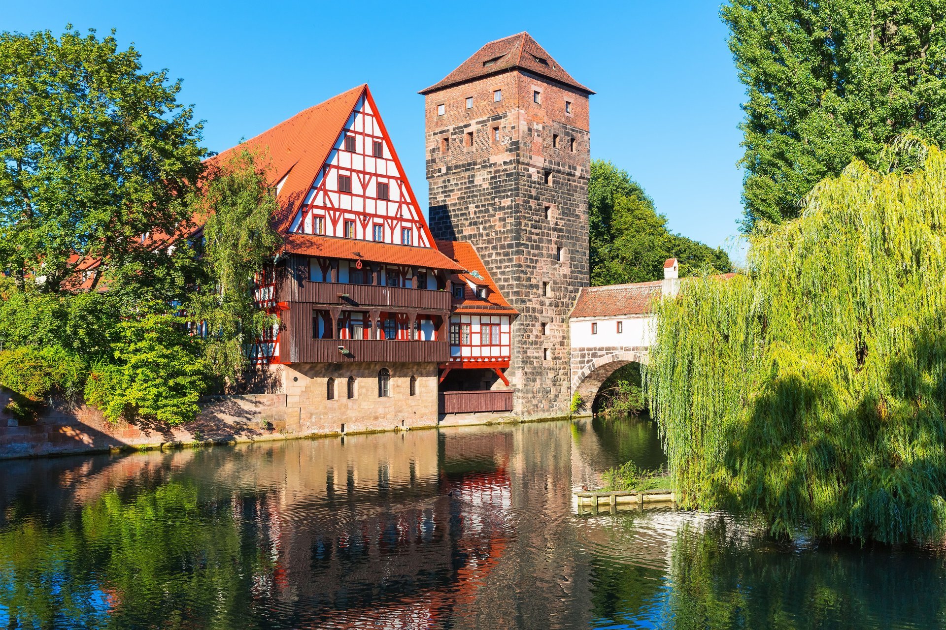 nürnberg bayern deutschland henkerbrücke henkersteg pegnitz brücke gebäude uferpromenade