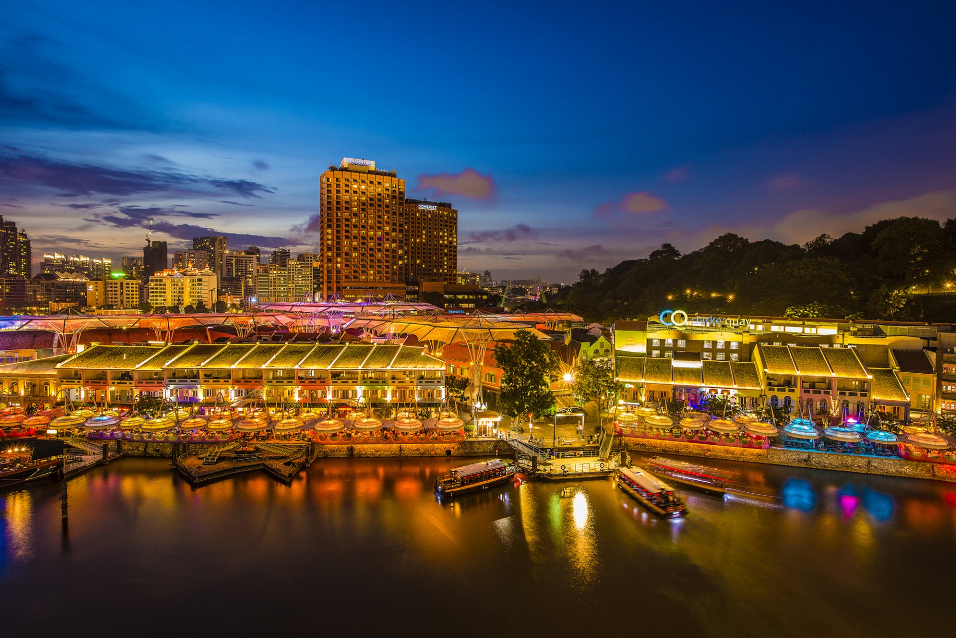 singapur asia ciudad noche bahía muelle casas rascacielos edificios luces iluminación