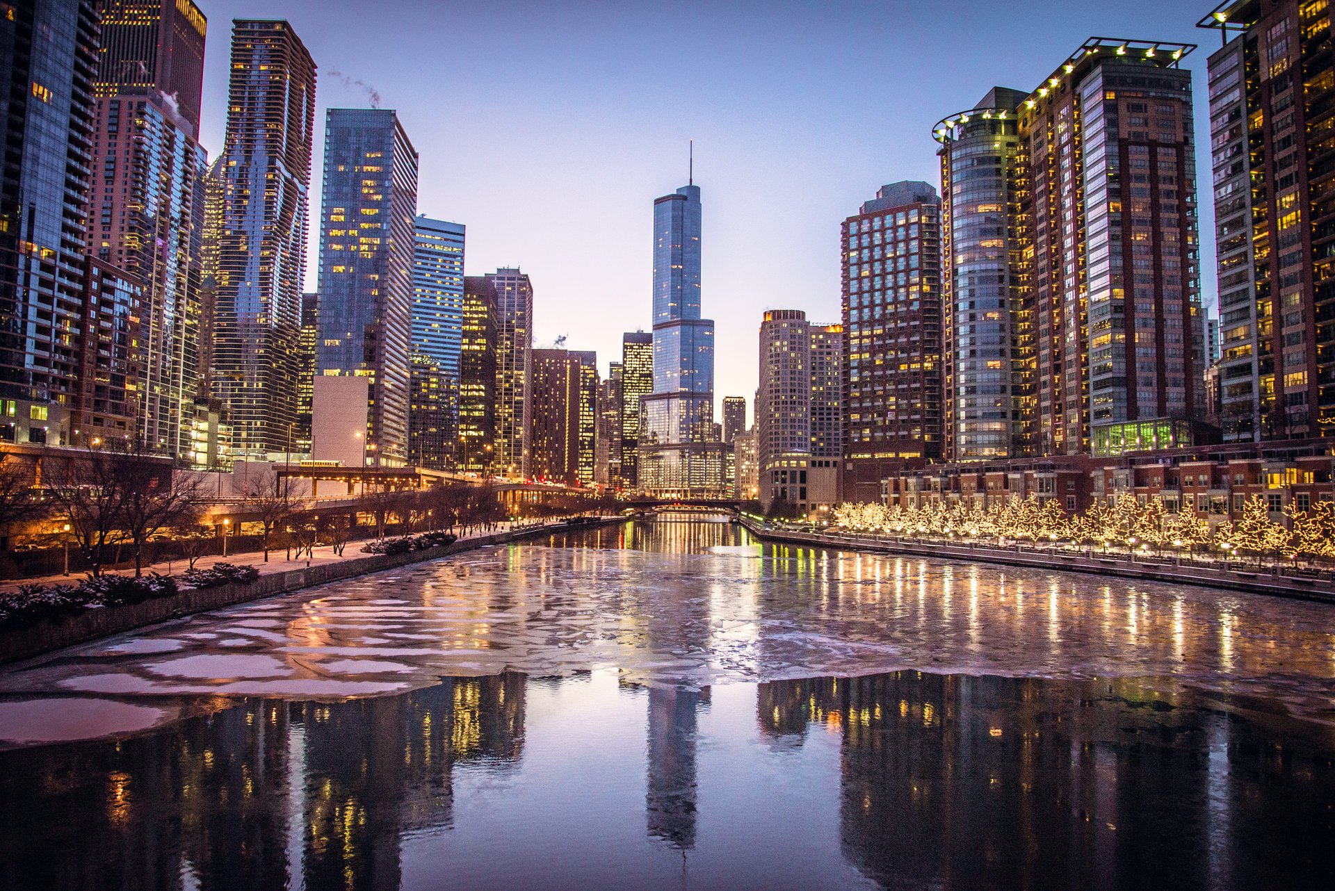 chicago illinois stadt fluss wolkenkratzer abend eis winter lichter