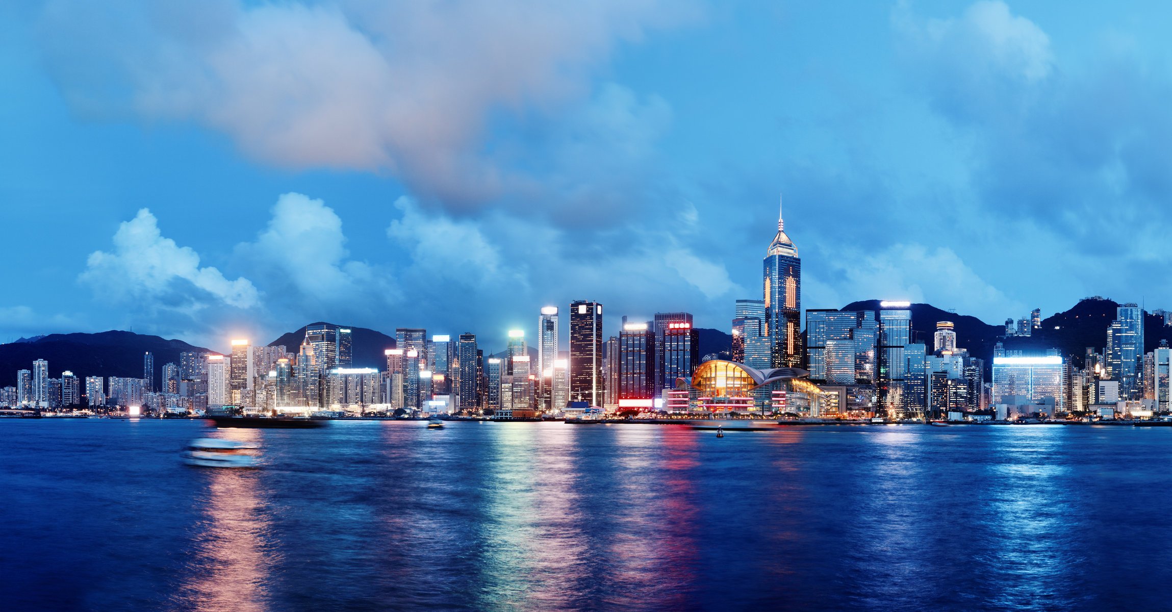 hongkong china stadt skyline lichter meer fluss nacht himmel wolken horizont lichter schiffe gebäude