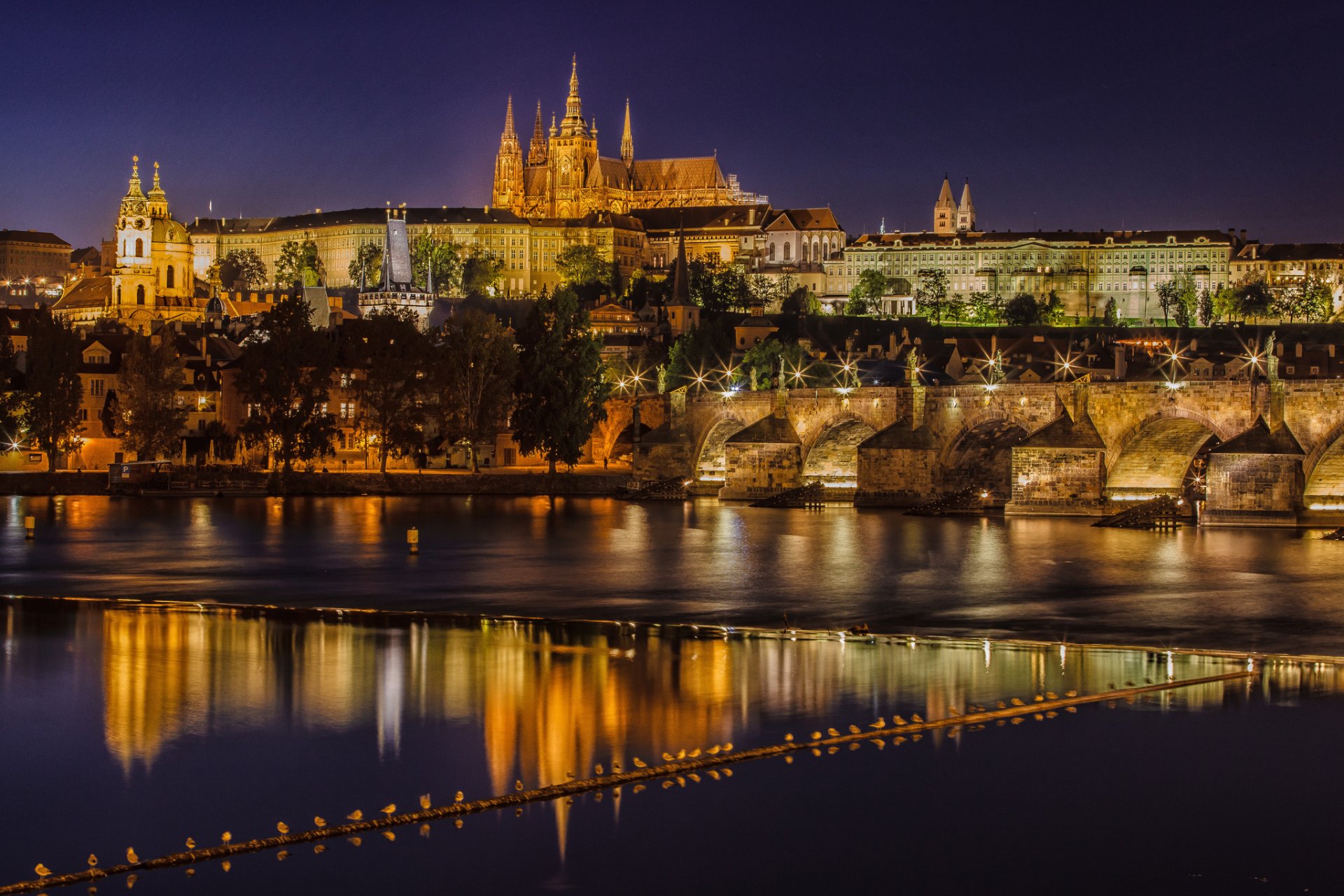 prague république tchèque pont charles vltava rivière vltava ville de nuit