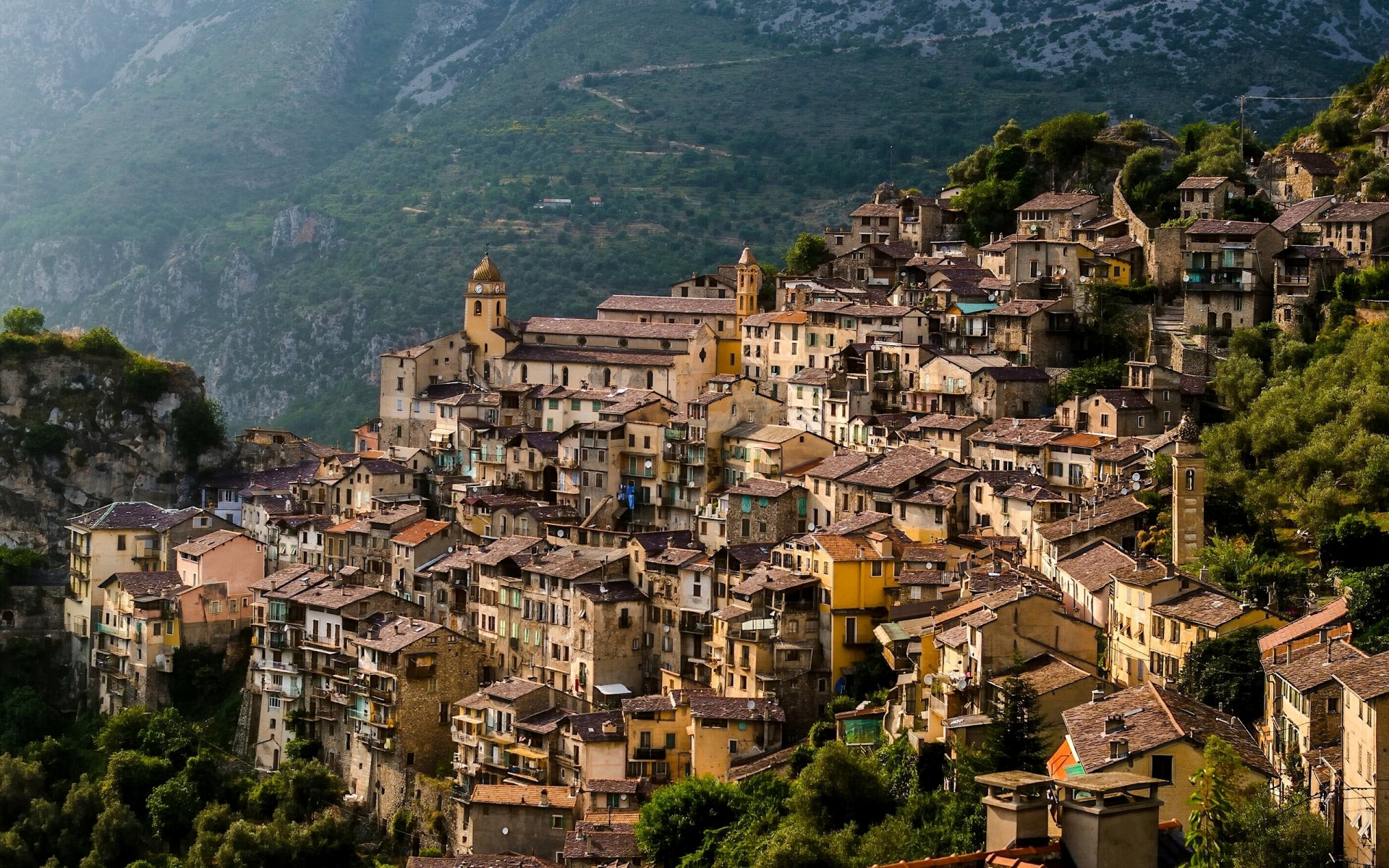 saorges frankreich bergdorf gebäude häuser hang panorama