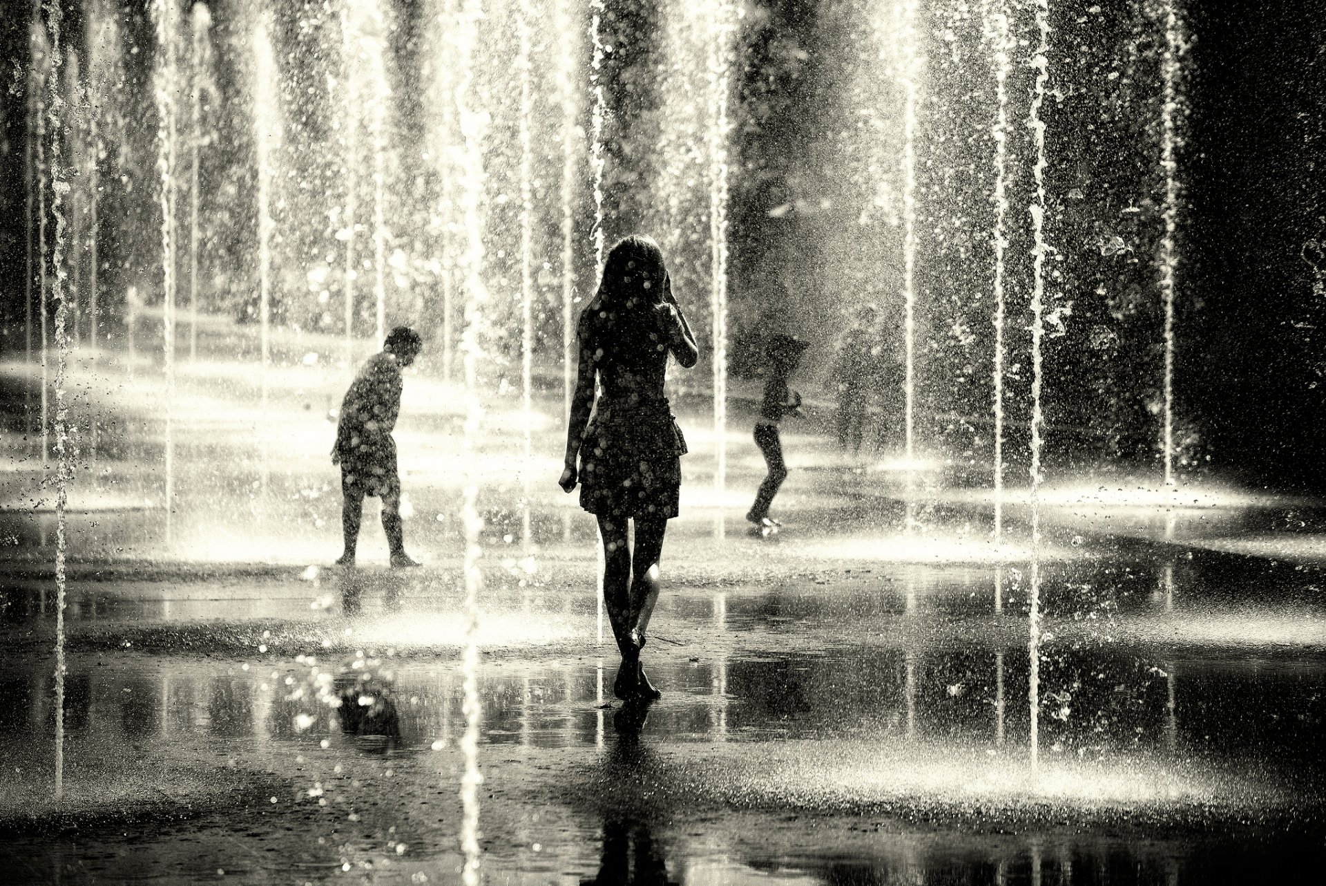 città ragazza fontana gocce bambini